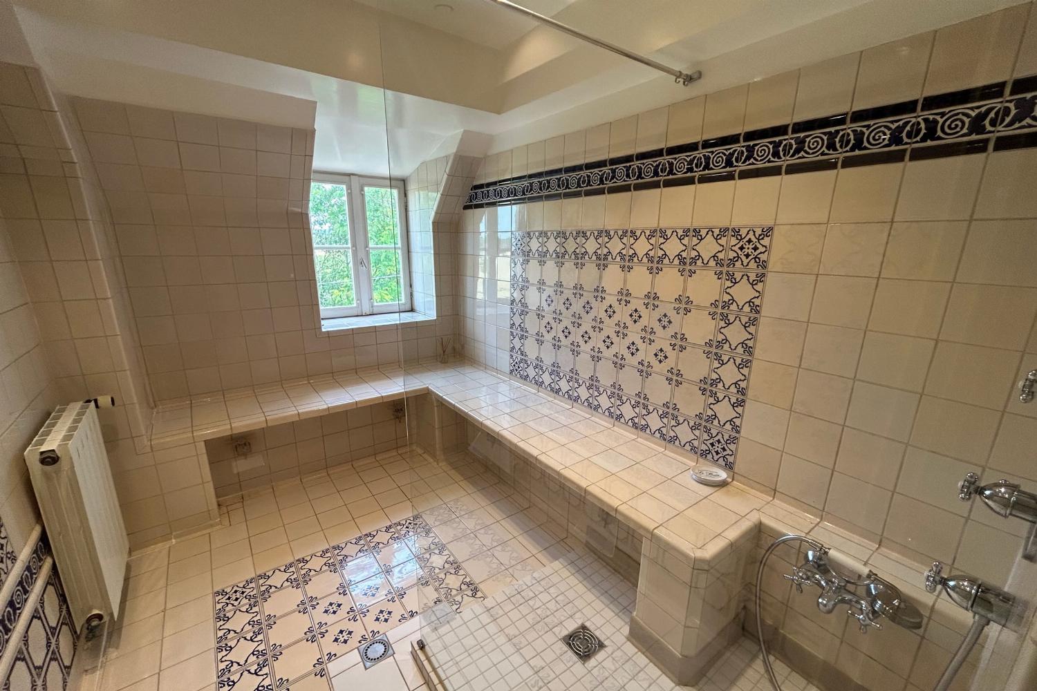 Bathroom | Holiday château in Burgundy