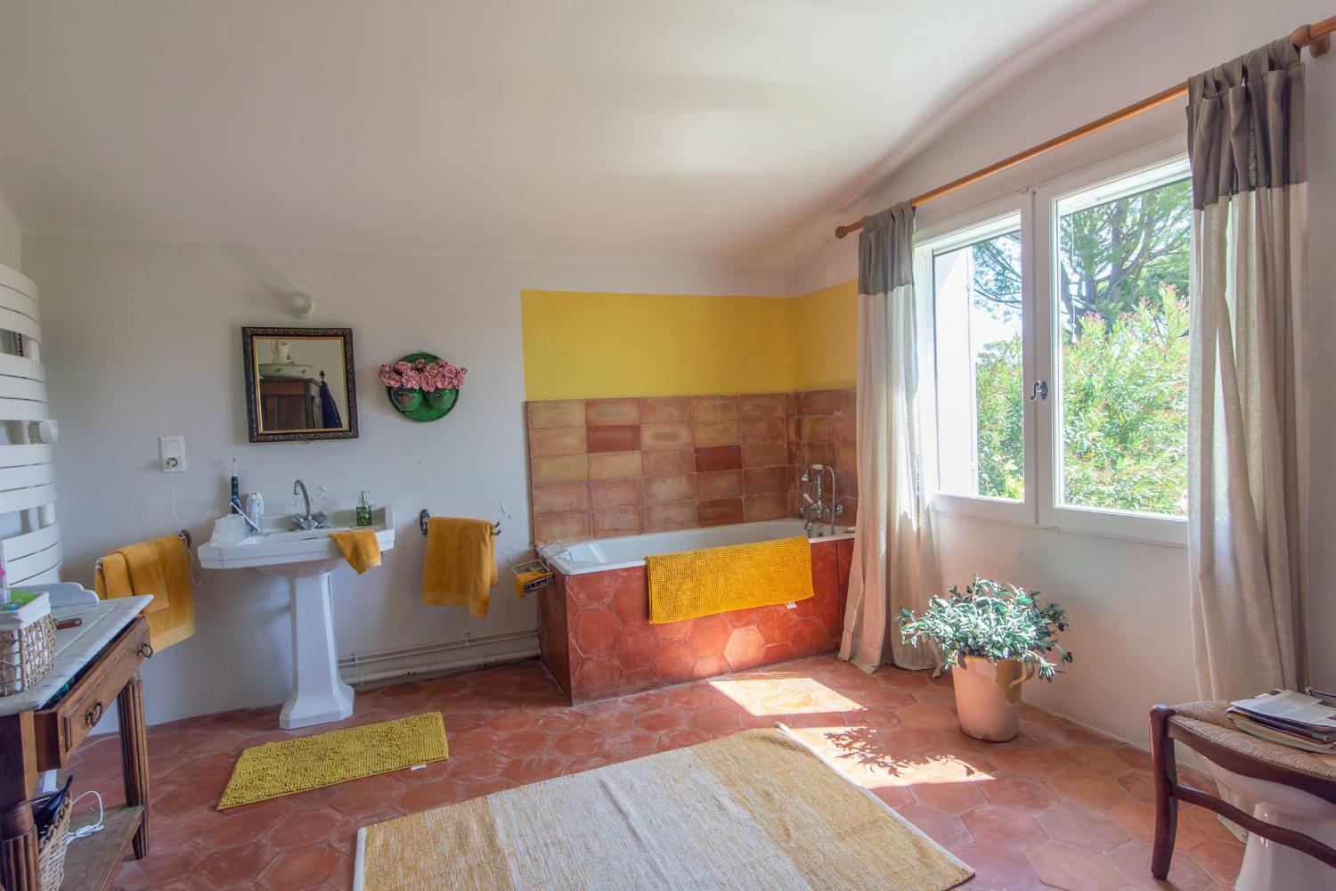 Bathroom | Holiday home in Provence