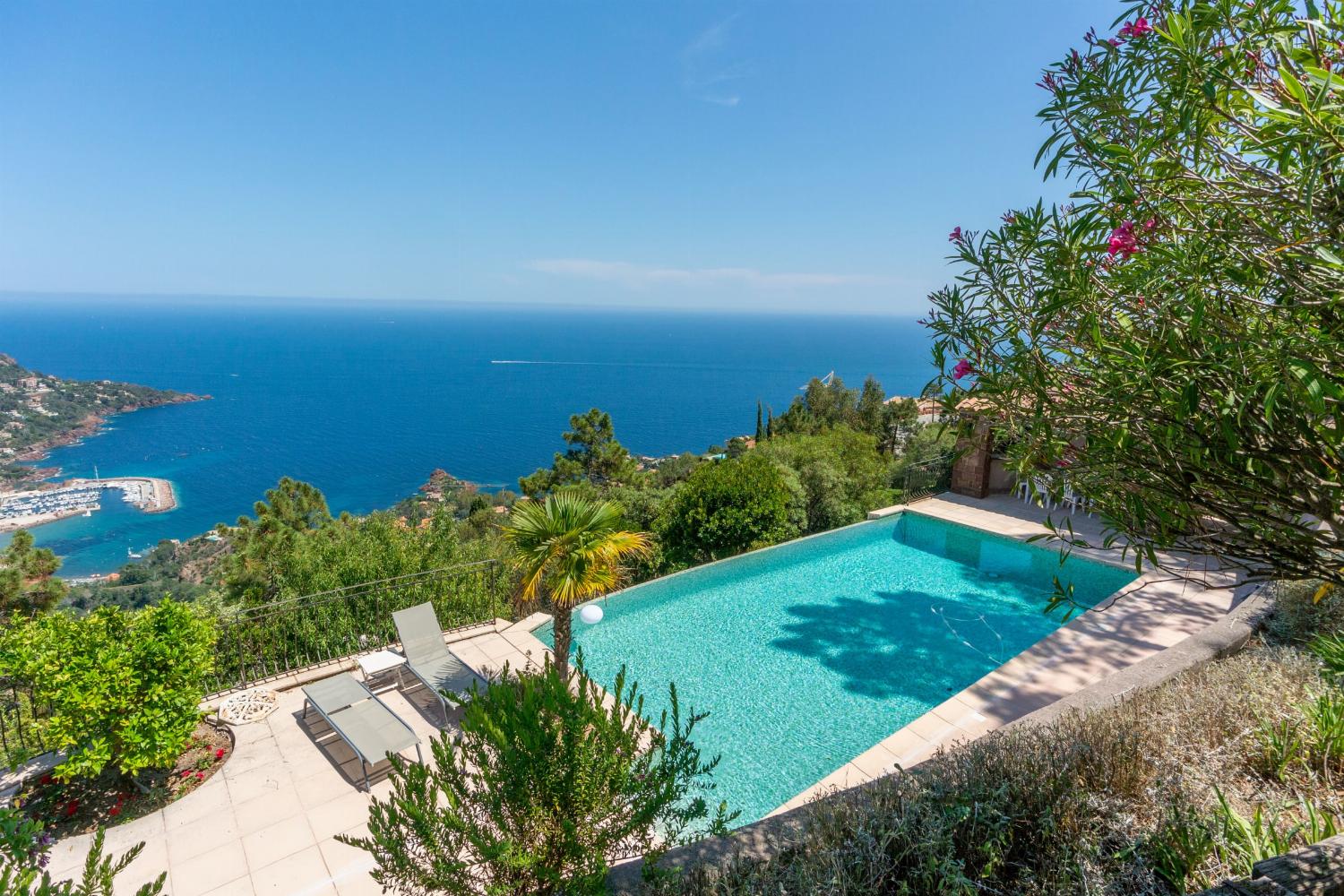 Piscine privée à débordement avec vue mer en Provence