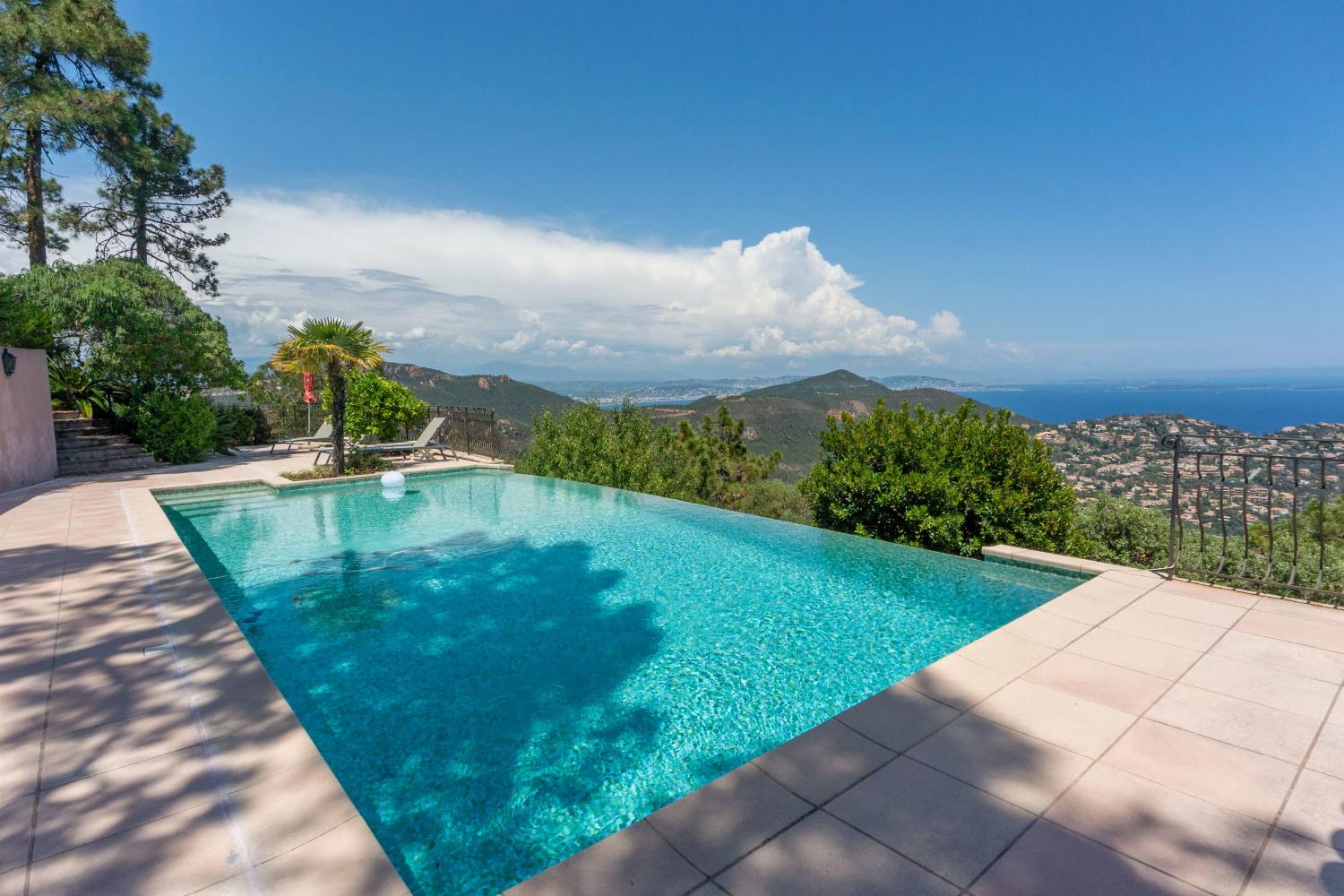 Private pool with sea view in Provence