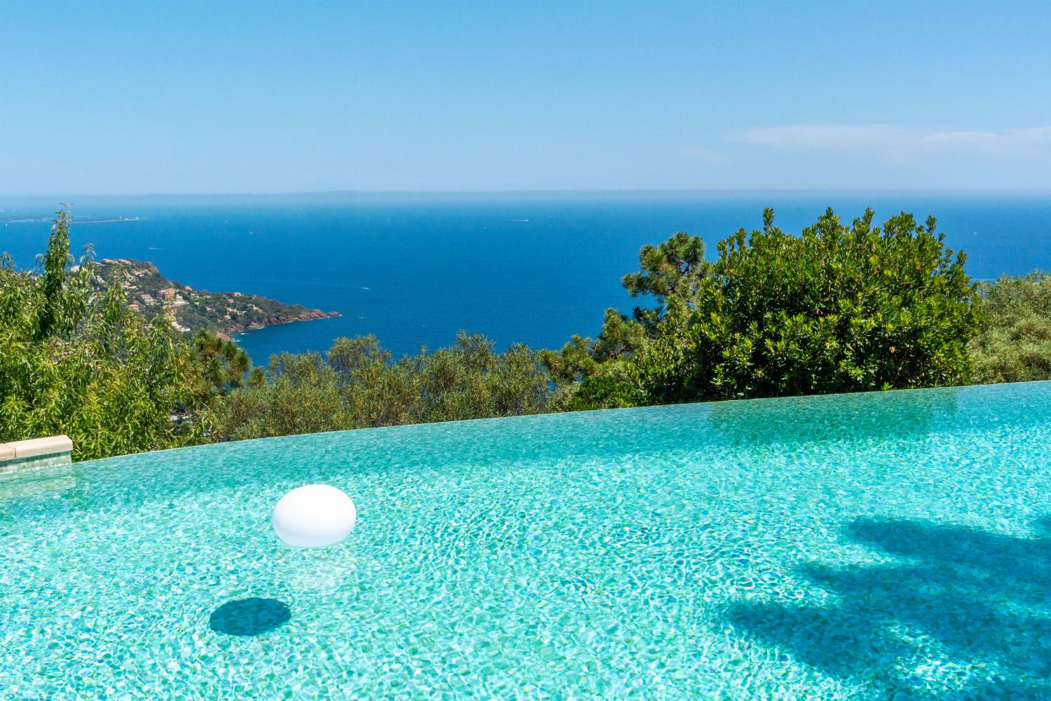 Private pool with sea view in Provence