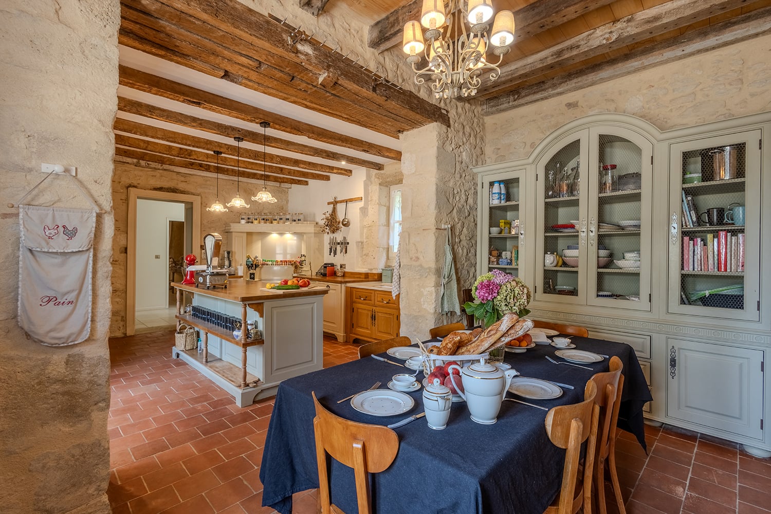 Dining room | Rental home in Duras Dining room | Rental home in Duras