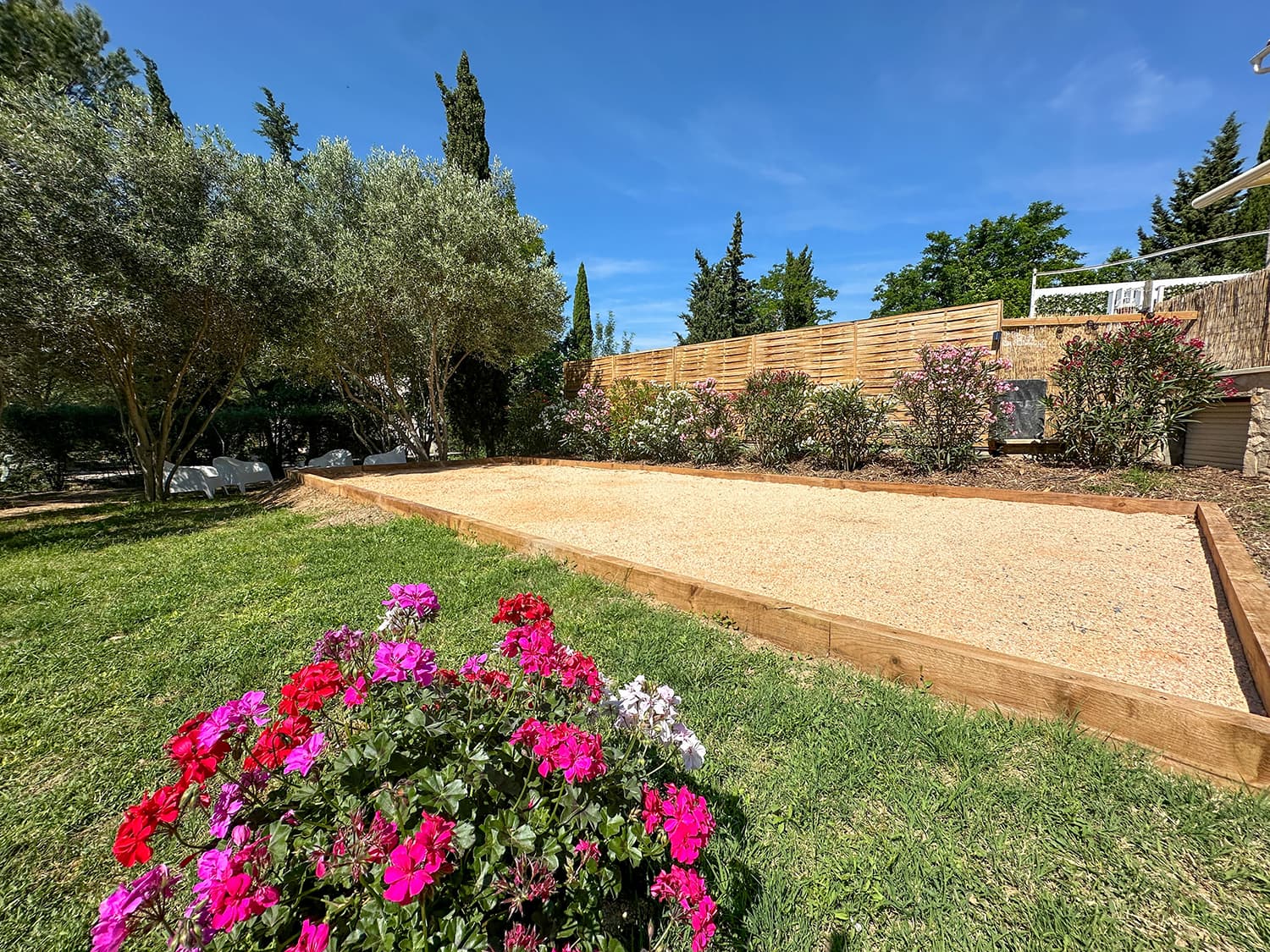 Boules court