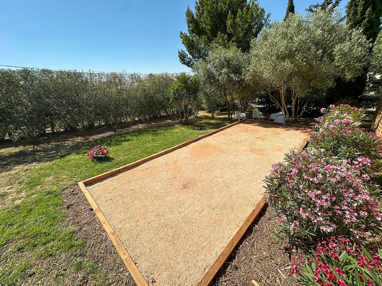 Boules court