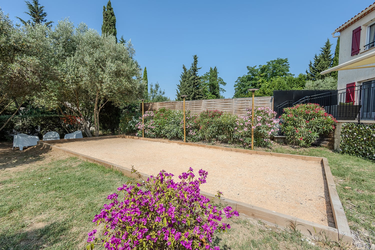 Boules court