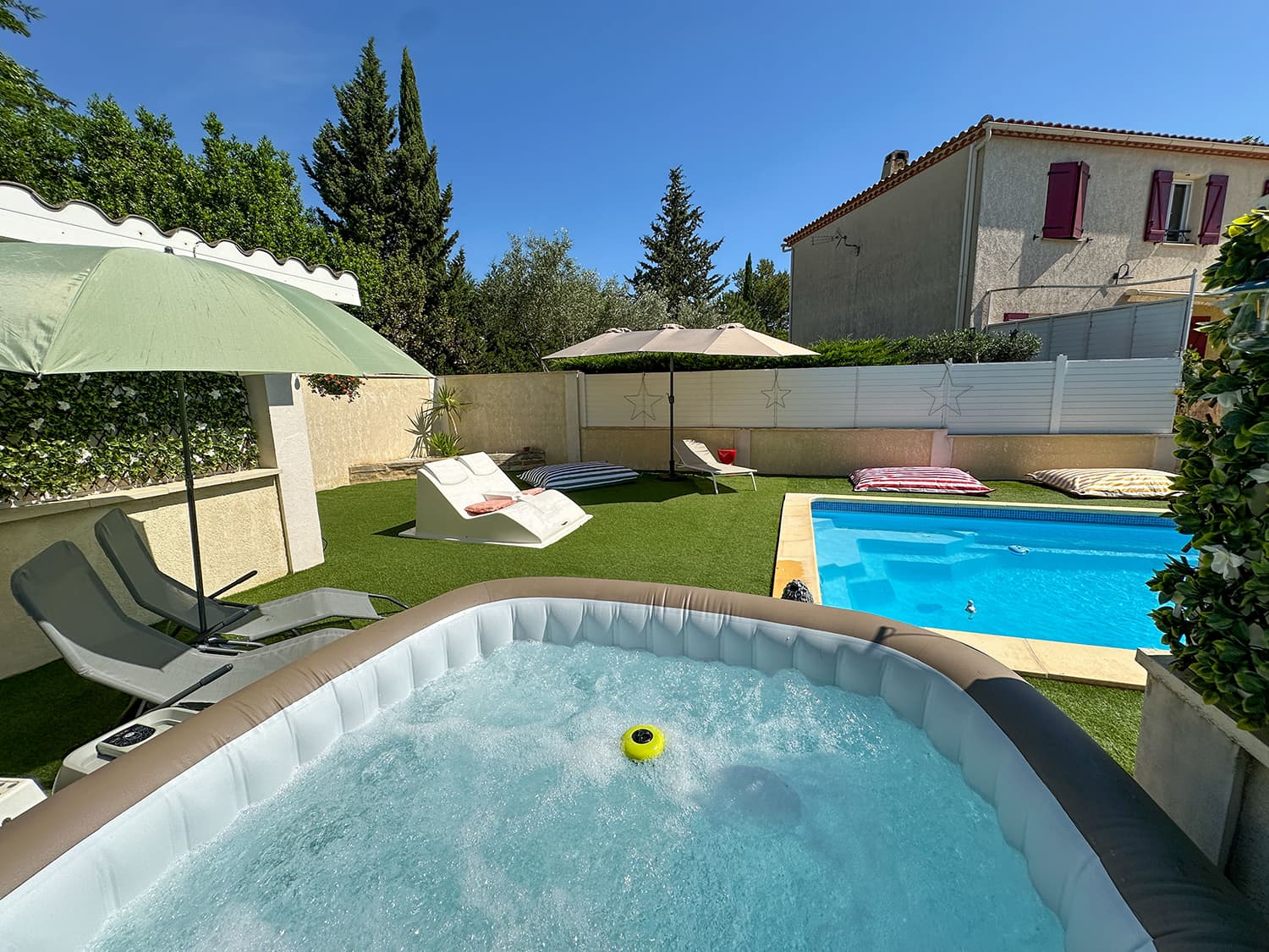 Private pool and jacuzzi