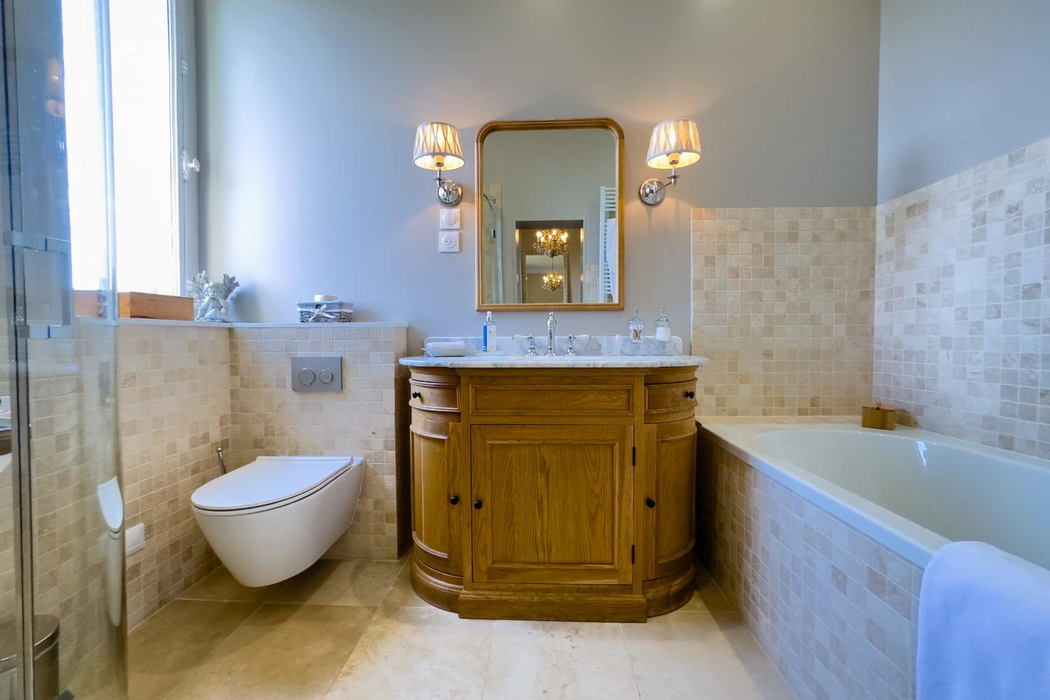 Bathroom | Holiday château in Nouvelle-Aquitaine