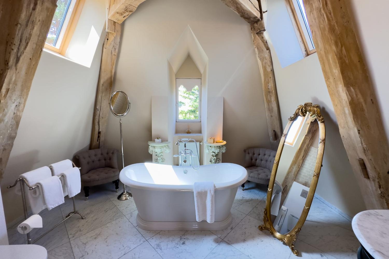 Bathroom | Holiday château in Nouvelle-Aquitaine