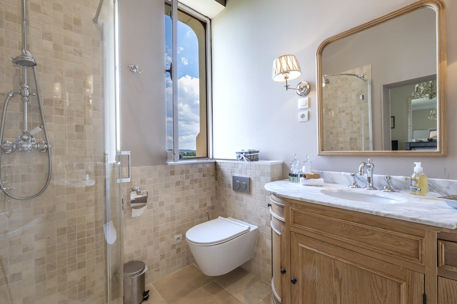 Bathroom | Holiday château in Nouvelle-Aquitaine