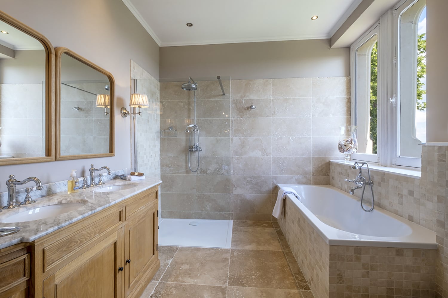 Bathroom | Holiday château in Nouvelle-Aquitaine