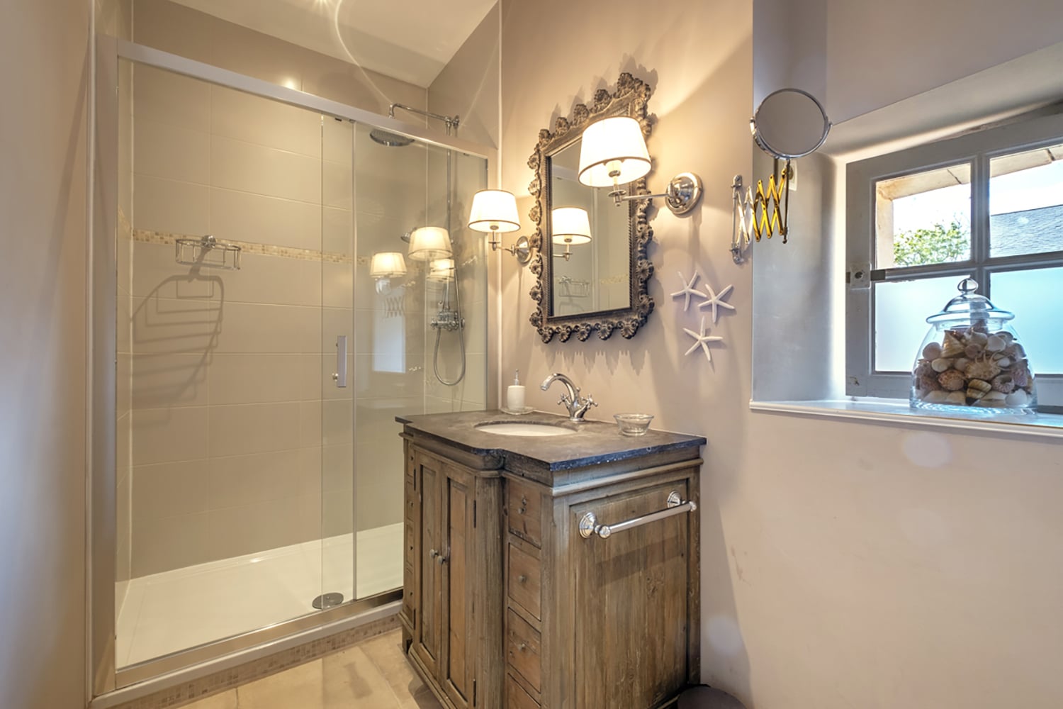 Bathroom | Holiday château in Nouvelle-Aquitaine