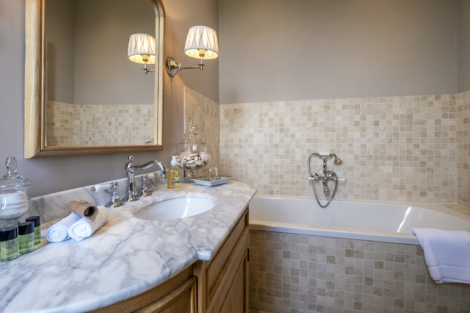 Bathroom | Holiday château in Nouvelle-Aquitaine