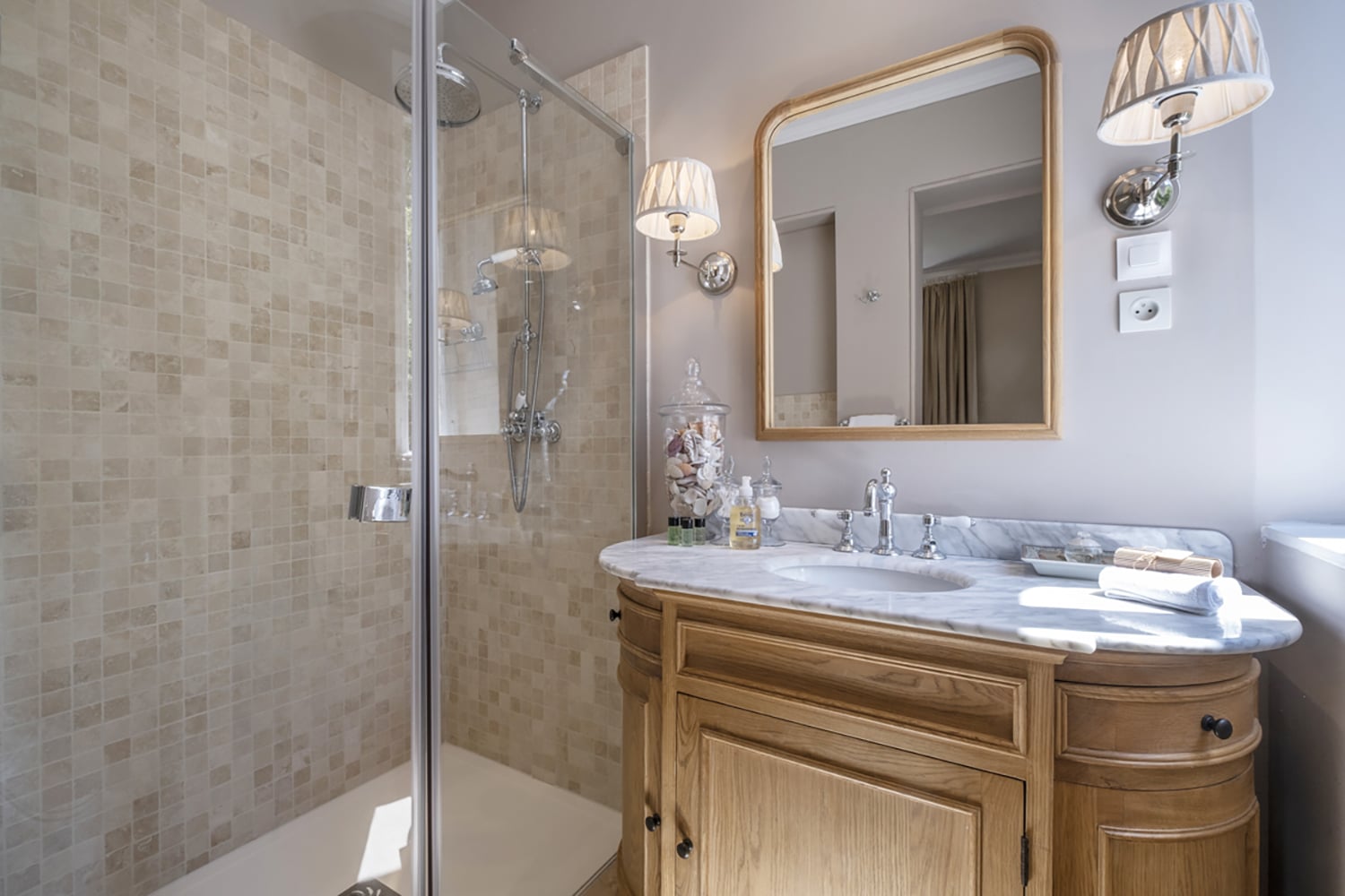 Bathroom | Holiday château in Nouvelle-Aquitaine