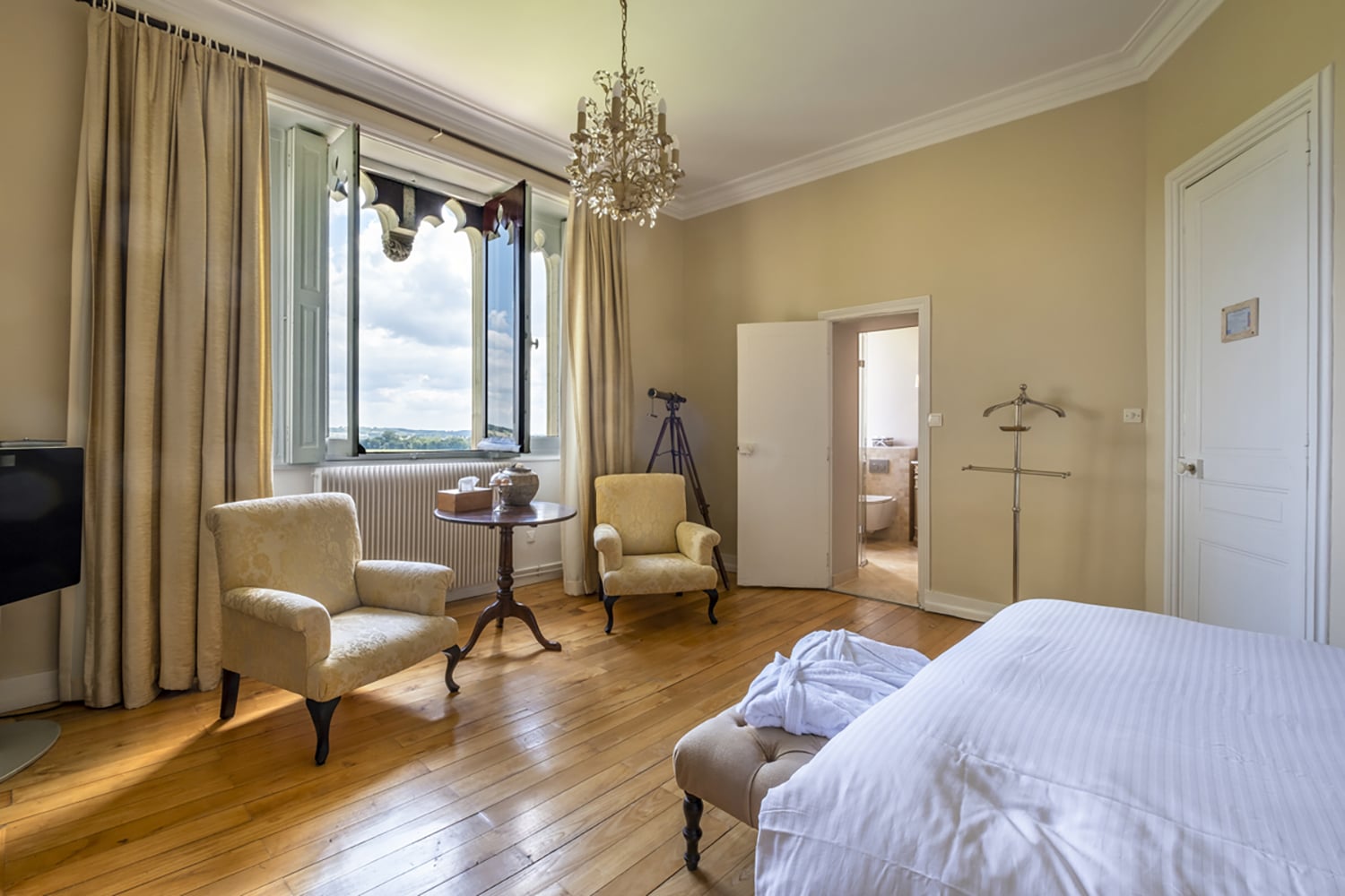 Bedroom | Holiday château in Nouvelle-Aquitaine