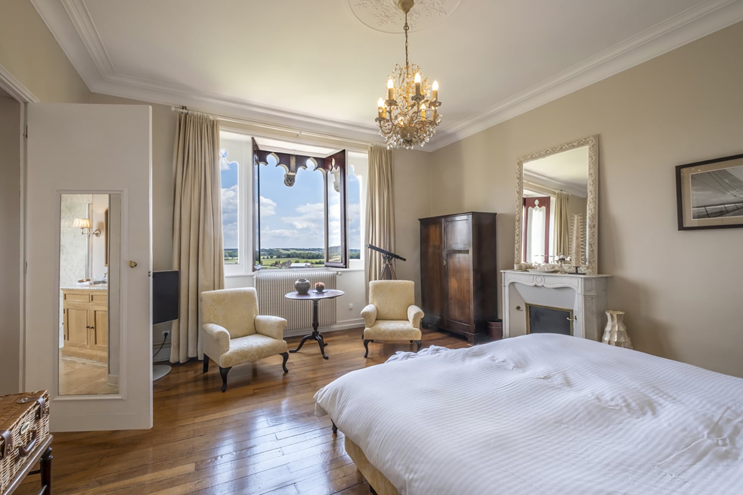 Bedroom | Holiday château in Nouvelle-Aquitaine