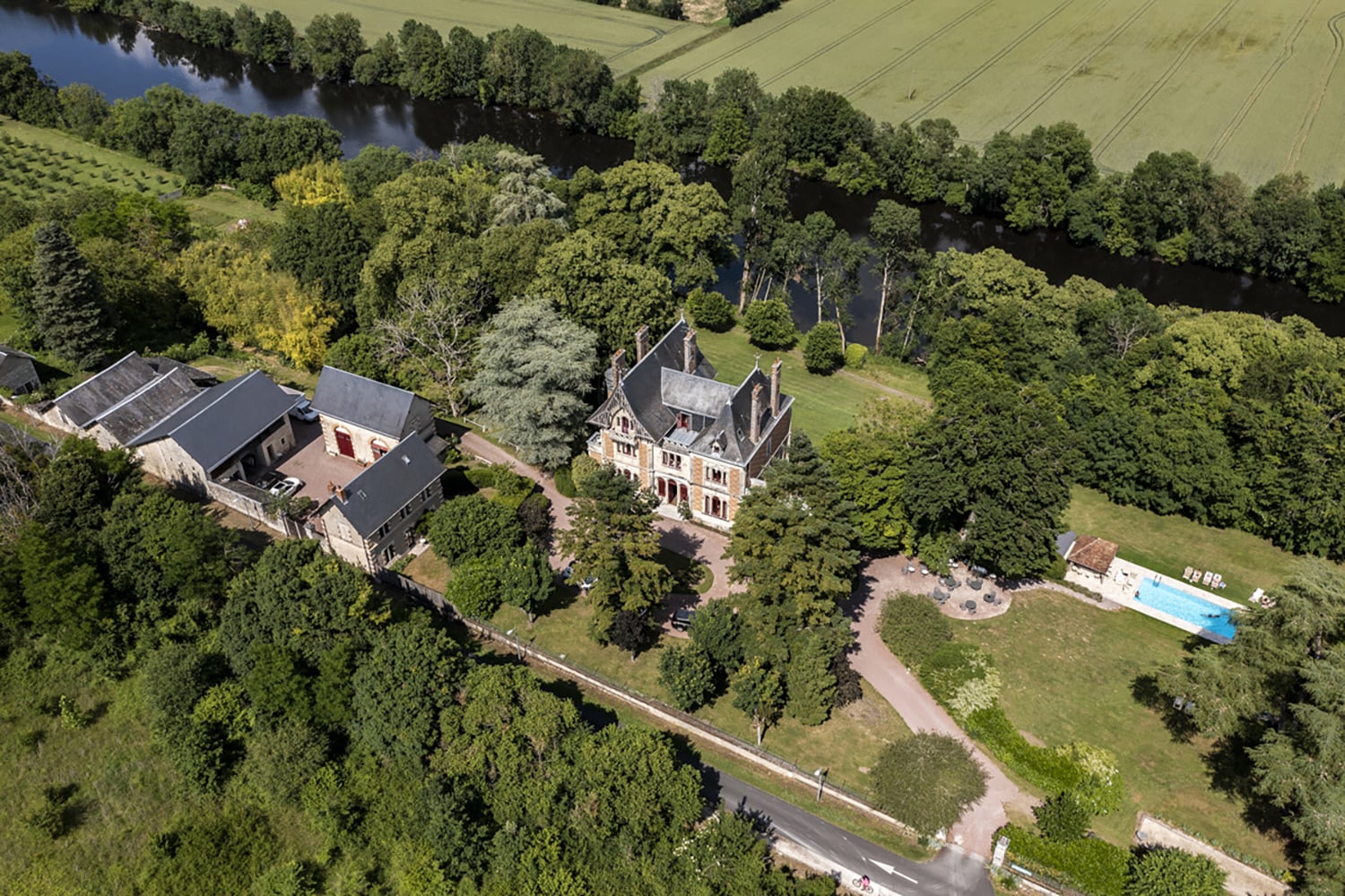 Holiday château in Nouvelle-Aquitaine with private heated pool