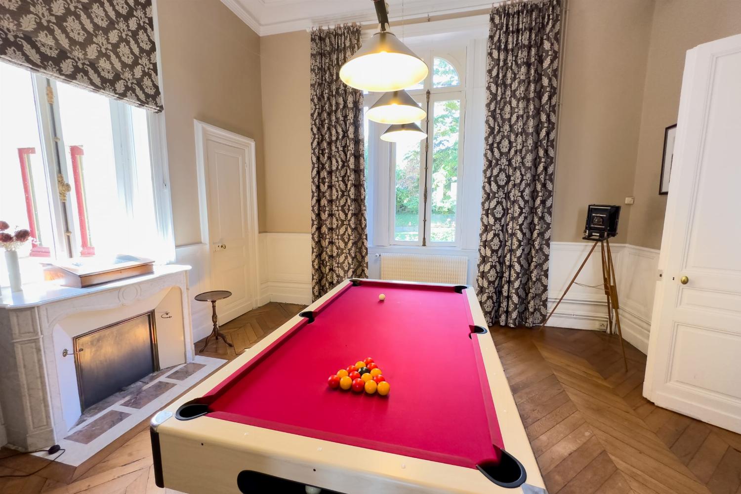 Pool table | Holiday château in Nouvelle-Aquitaine