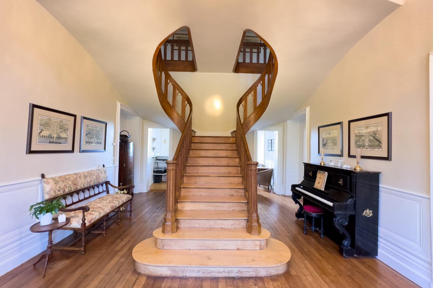 Staircase | Holiday château in Nouvelle-Aquitaine