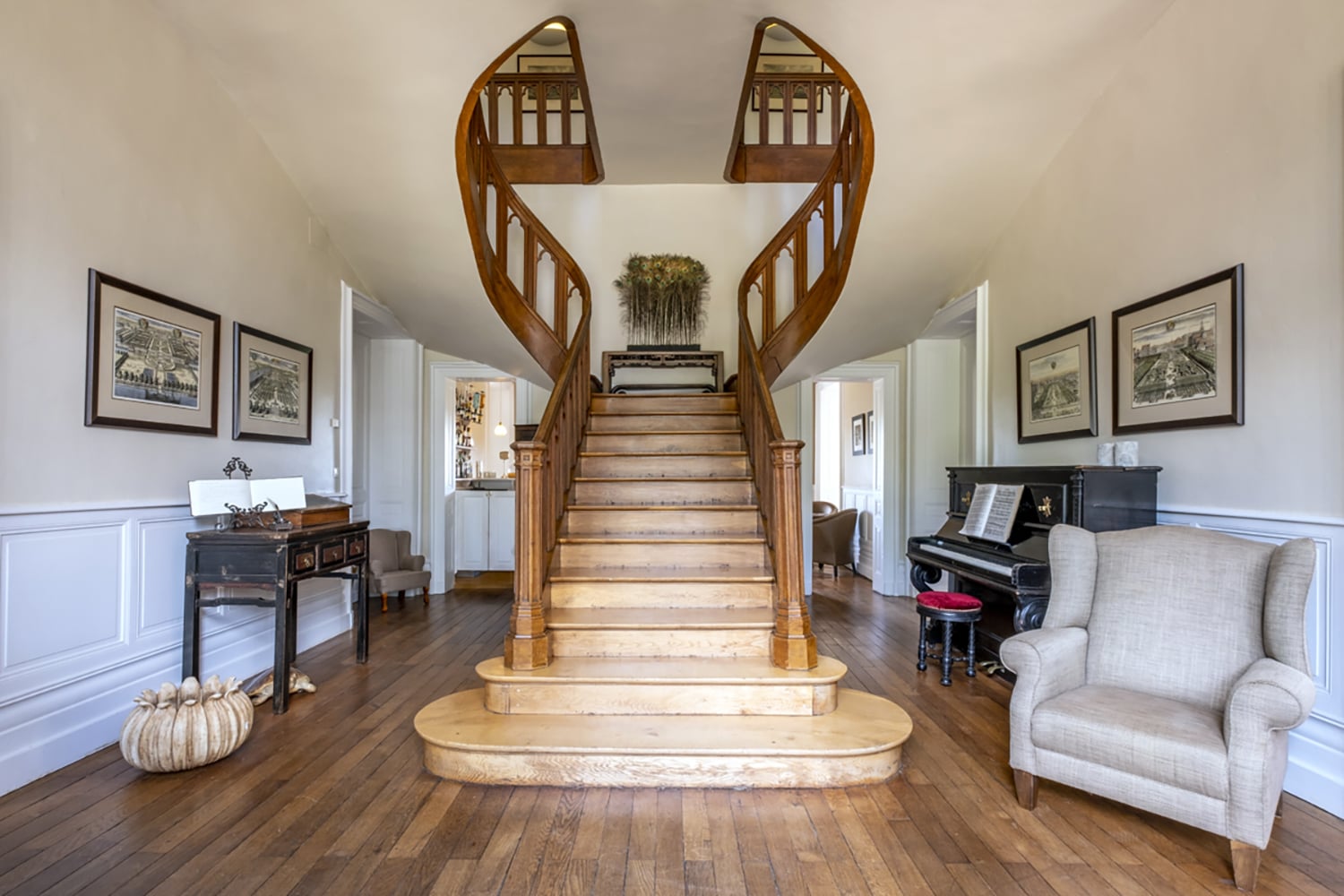 Staircase | Holiday château in Nouvelle-Aquitaine