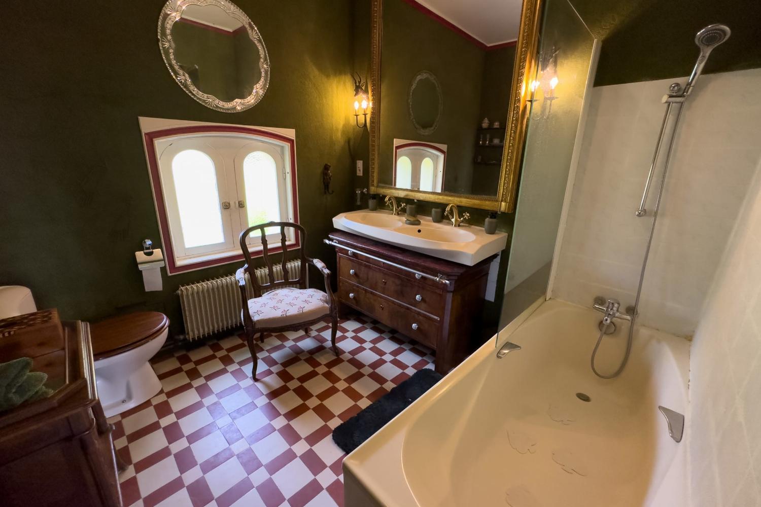 Bathroom | Holiday château in Dordogne