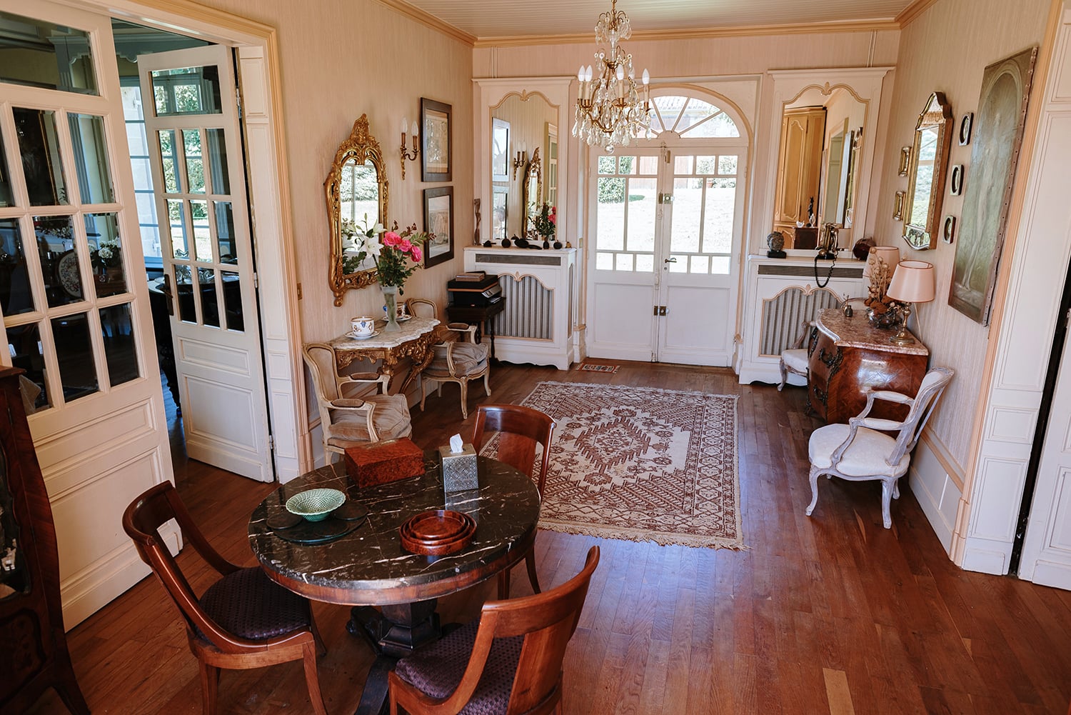 Entrance hallway | Holiday château in Dordogne