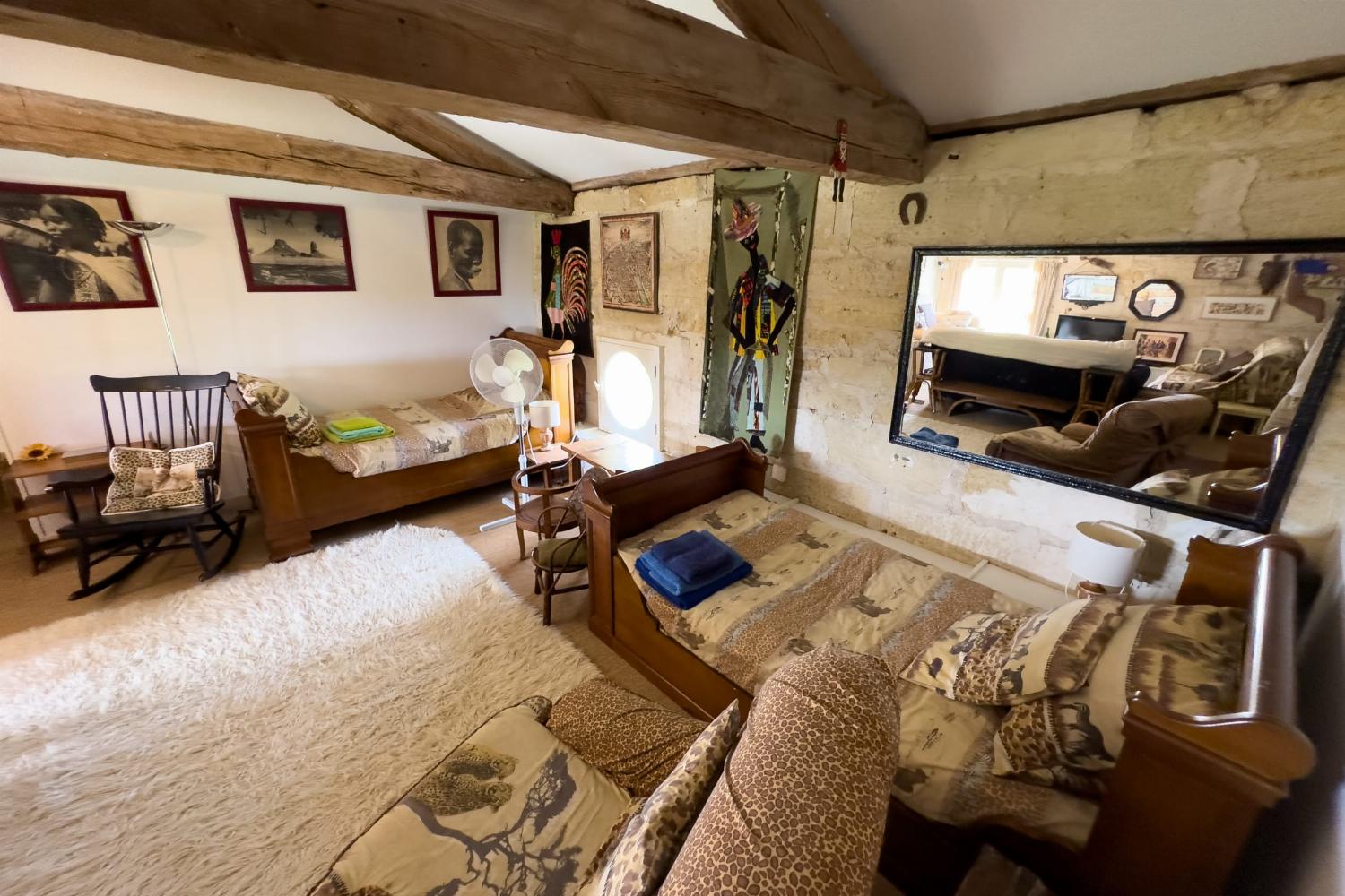 Open area with two single beds | Holiday château in Dordogne