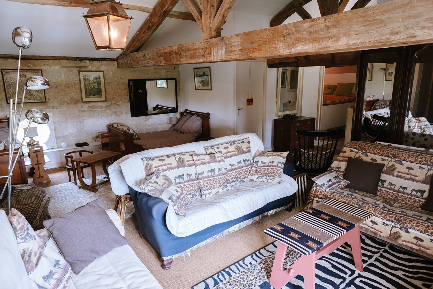 Open area with two single beds | Holiday château in Dordogne