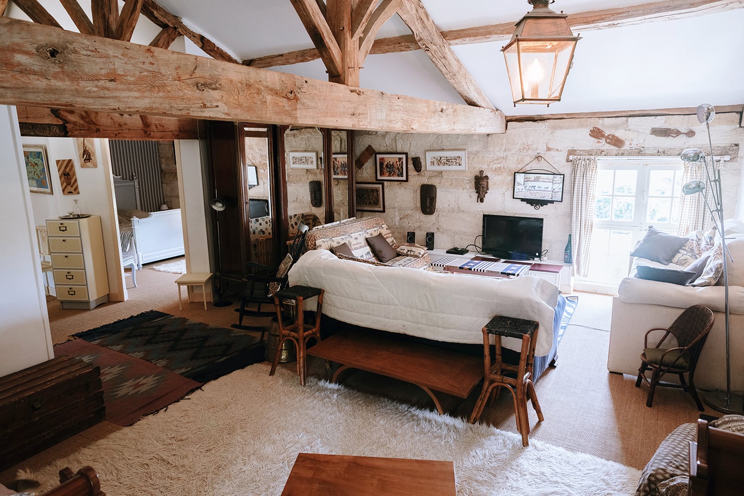 Open area with two single beds | Holiday château in Dordogne