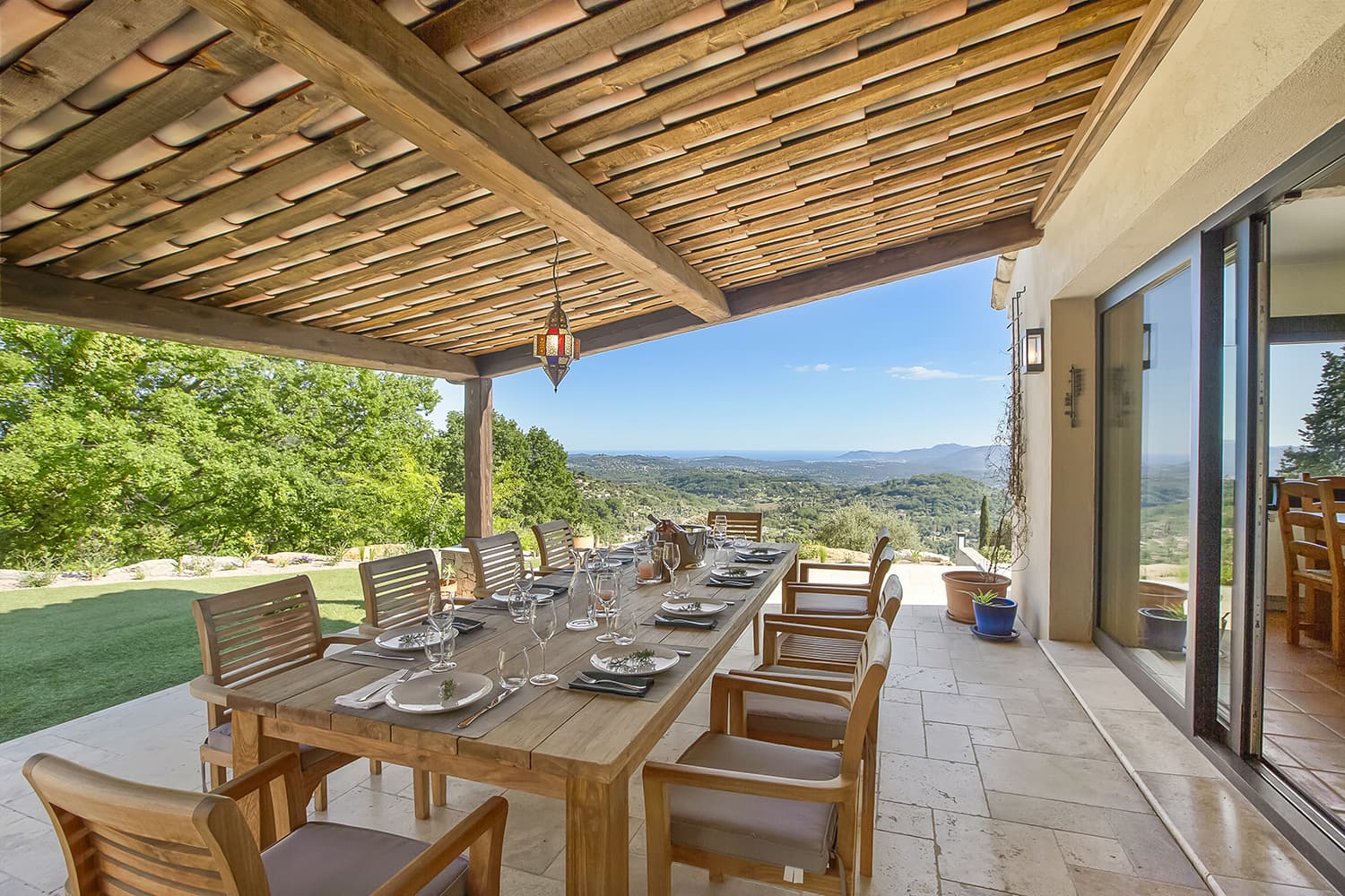 Shaded dining terrace | Holiday villa in Provence