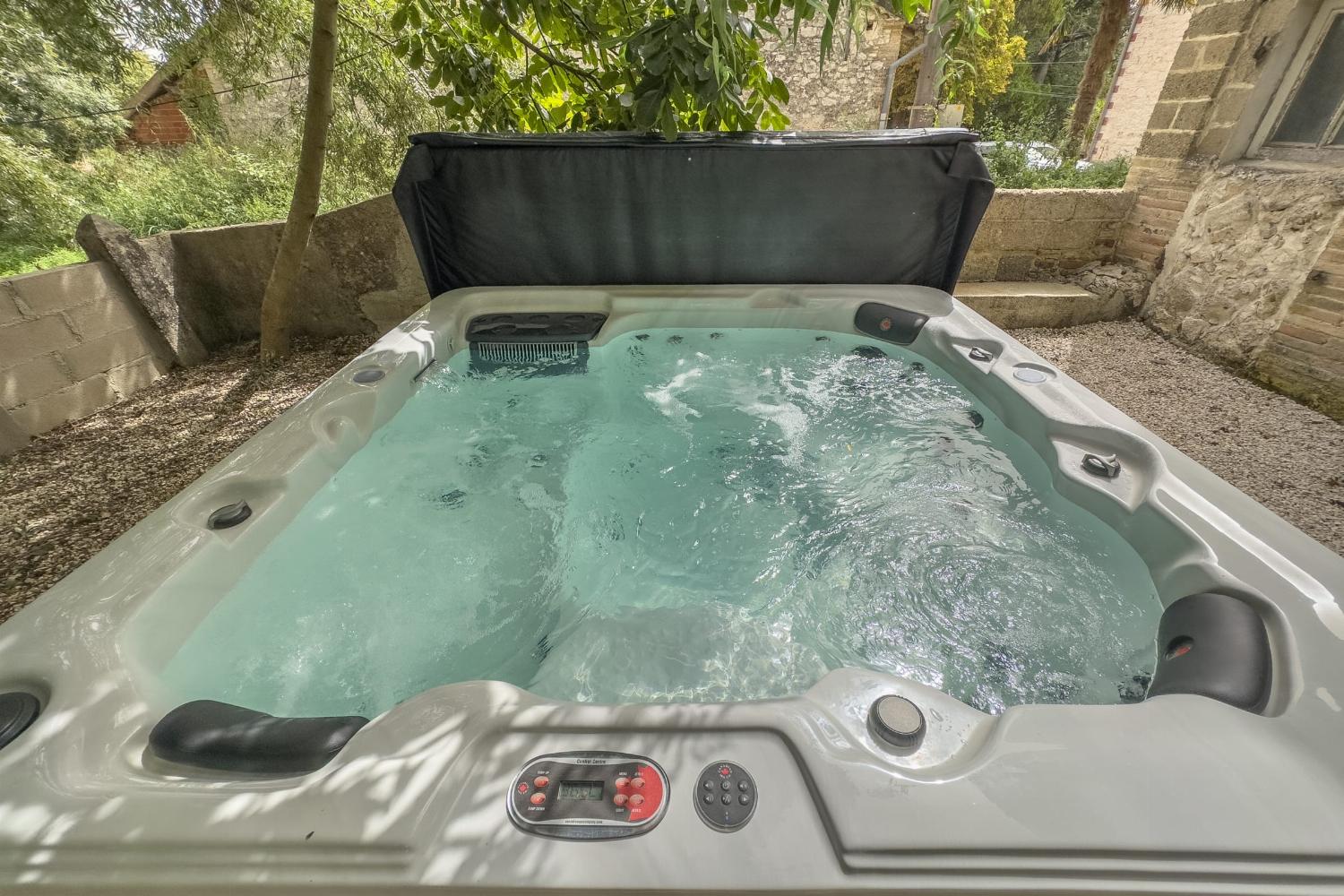 Jacuzzi | Holiday home in Tarn-en-Garonne