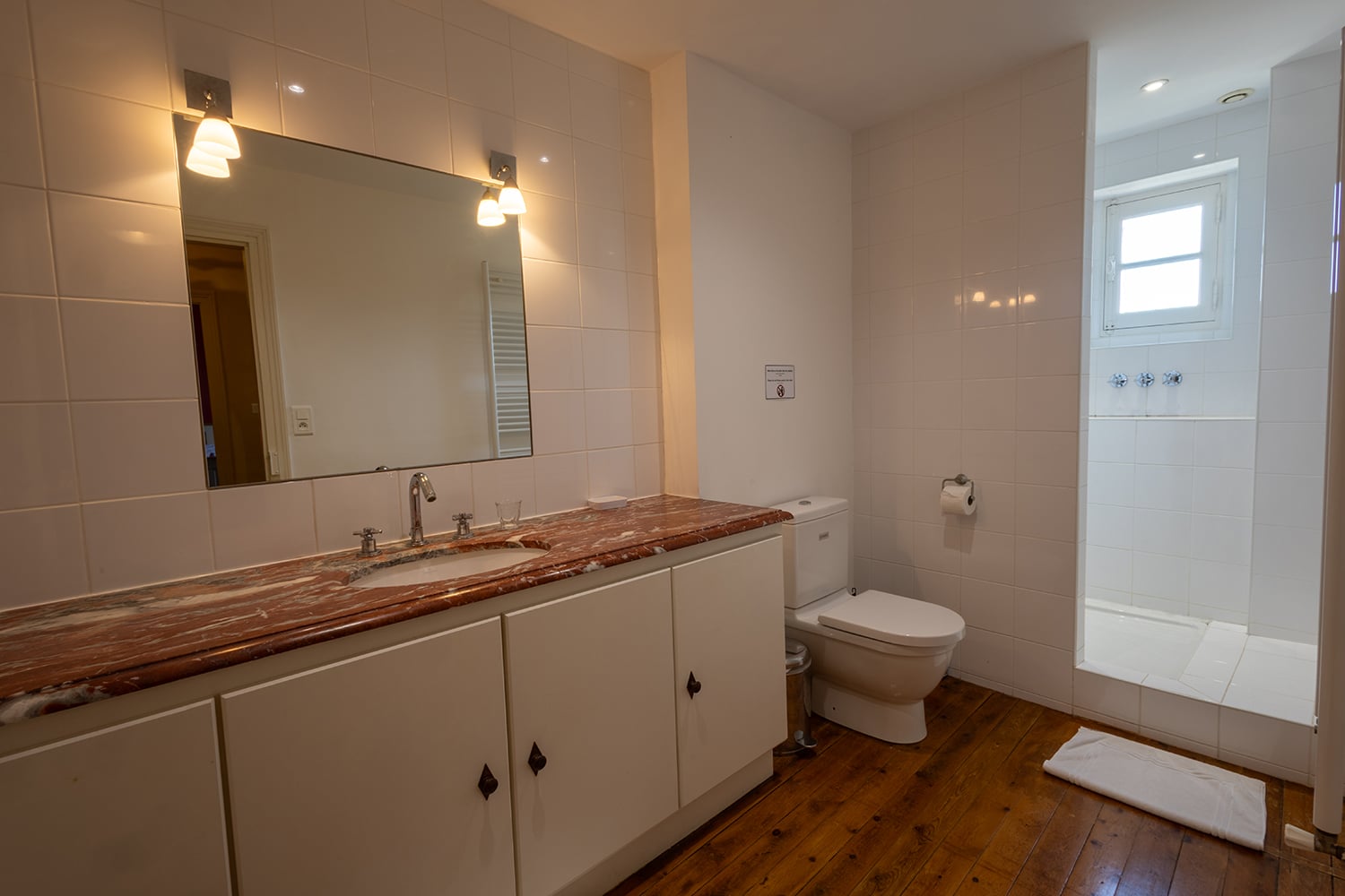 Red house | Bathroom