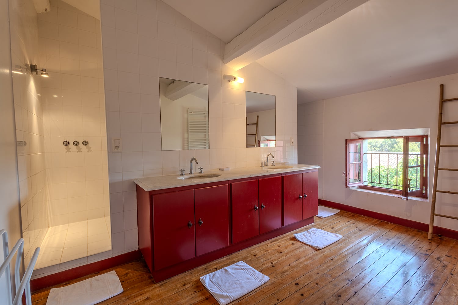 Red house | Bathroom