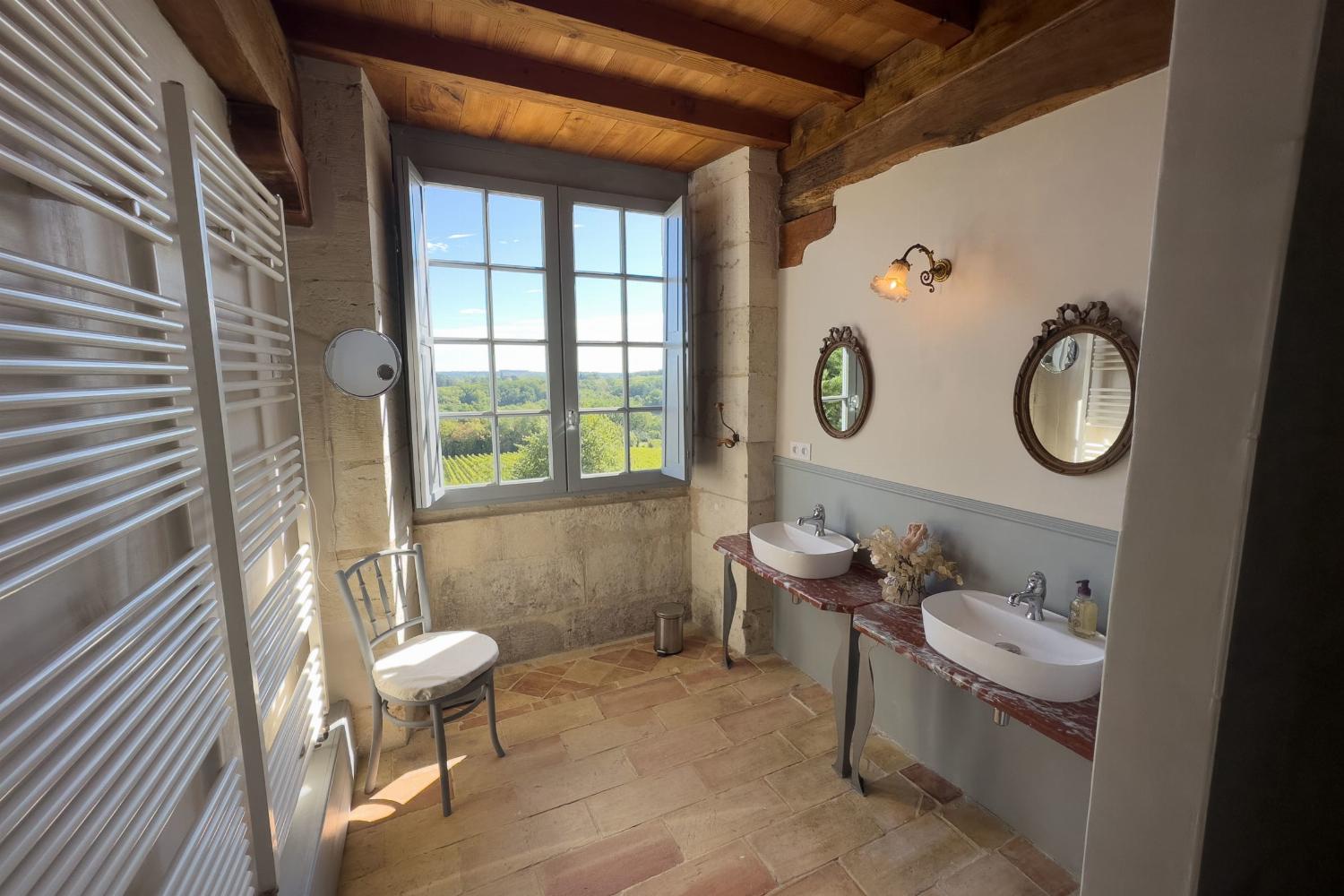 Bathroom | Holiday château in Nouvelle-Aquitaine
