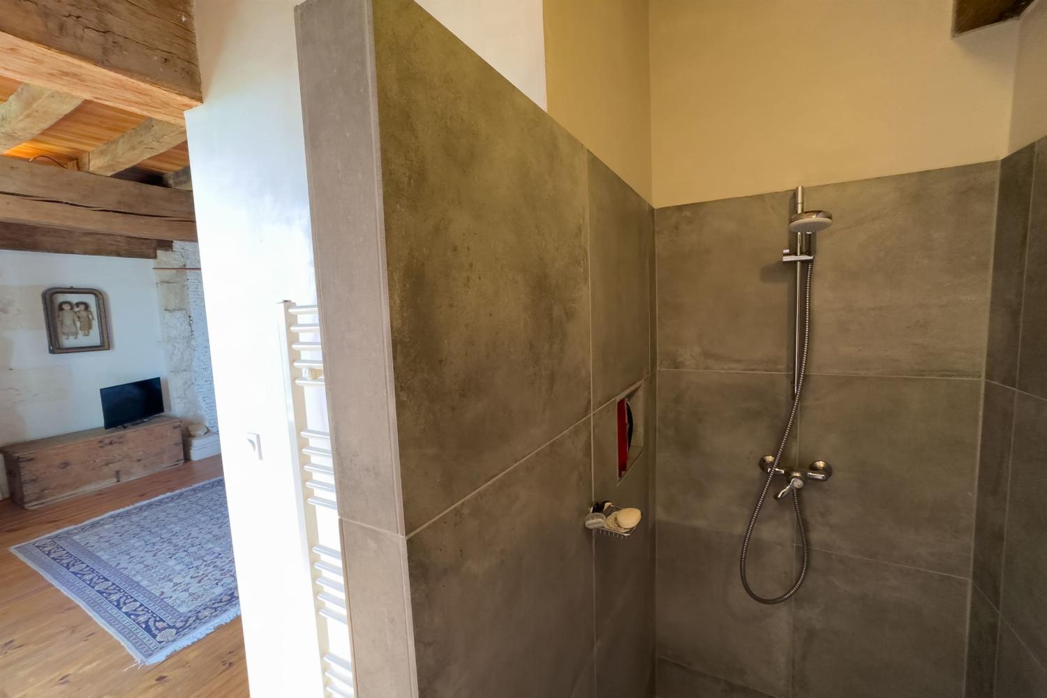Bathroom | Holiday château in Nouvelle-Aquitaine
