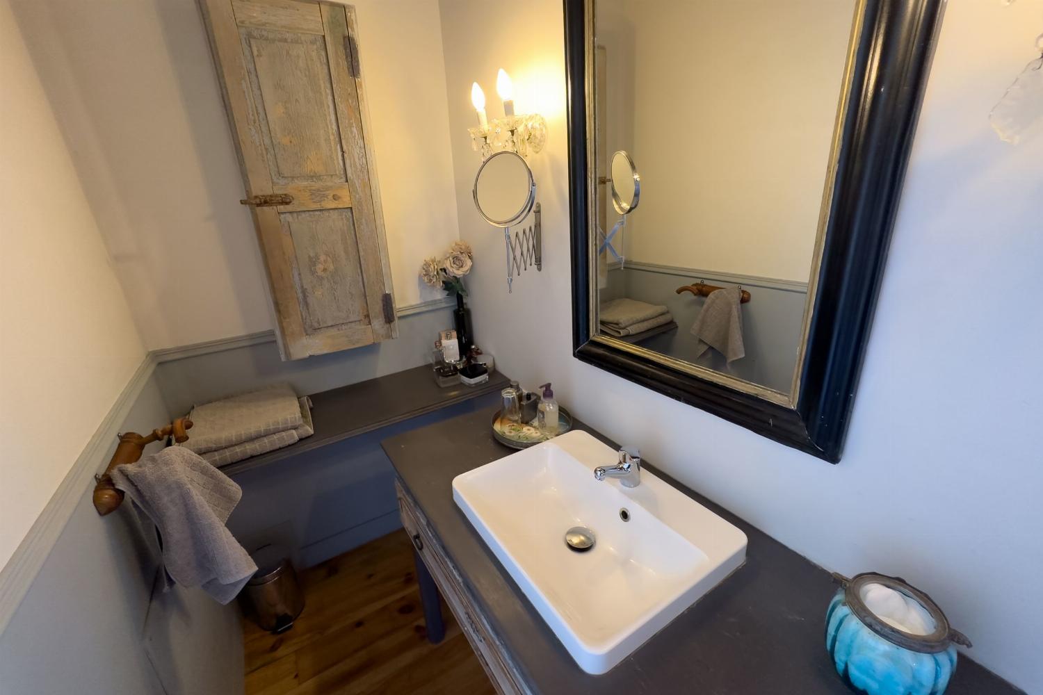 Bathroom | Holiday château in Nouvelle-Aquitaine