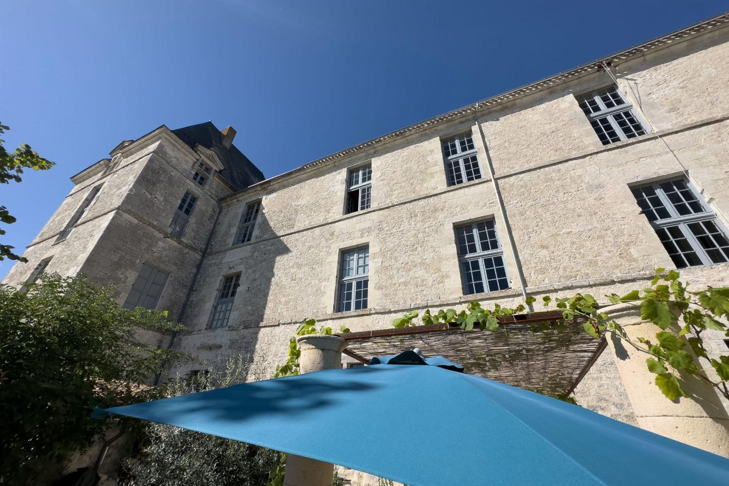 Holiday château in Nouvelle-Aquitaine
