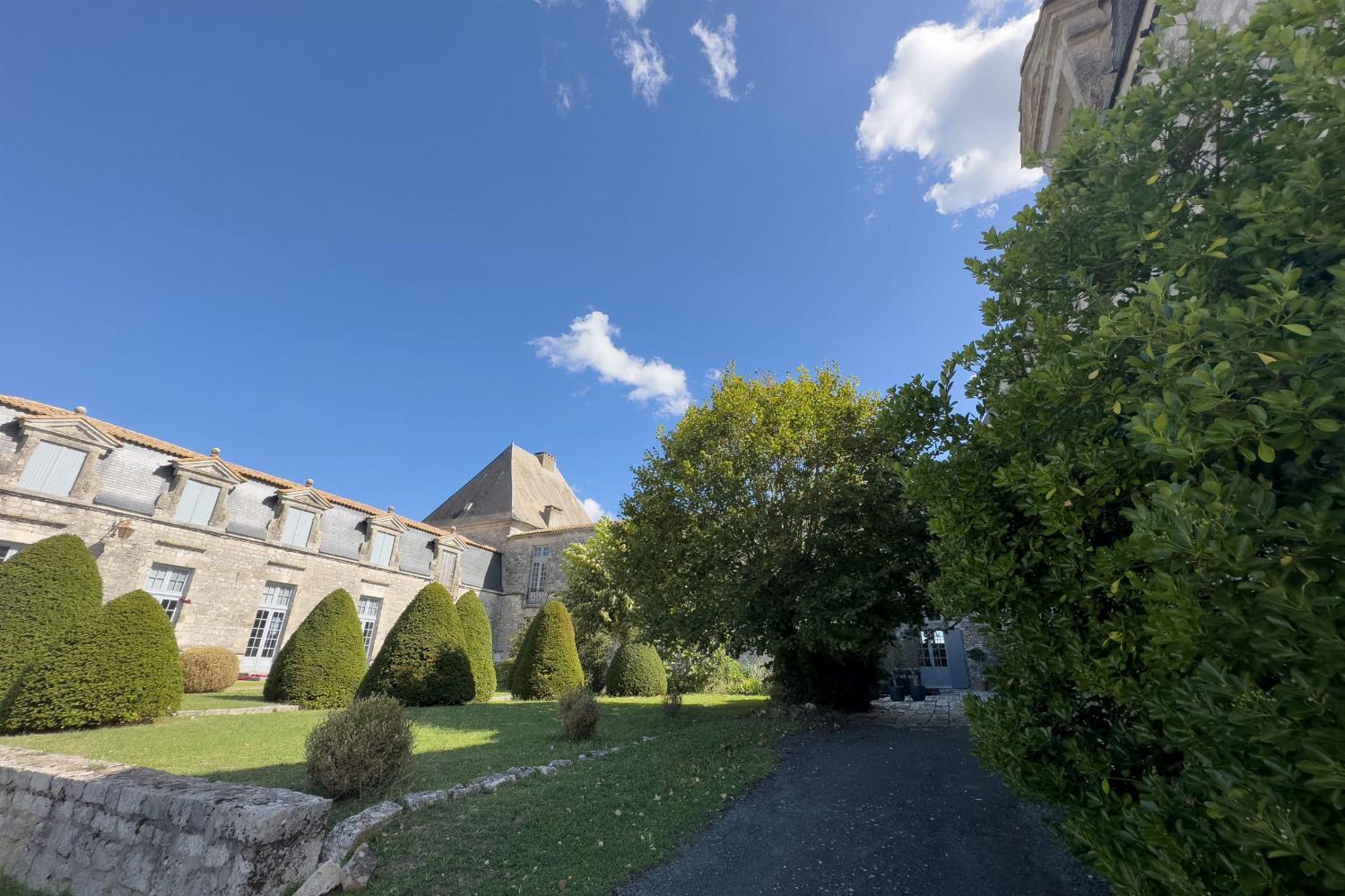 Holiday château in Nouvelle-Aquitaine