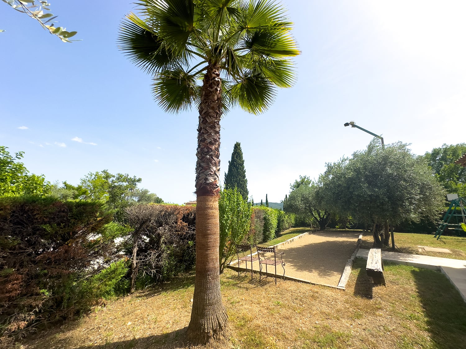Boules court