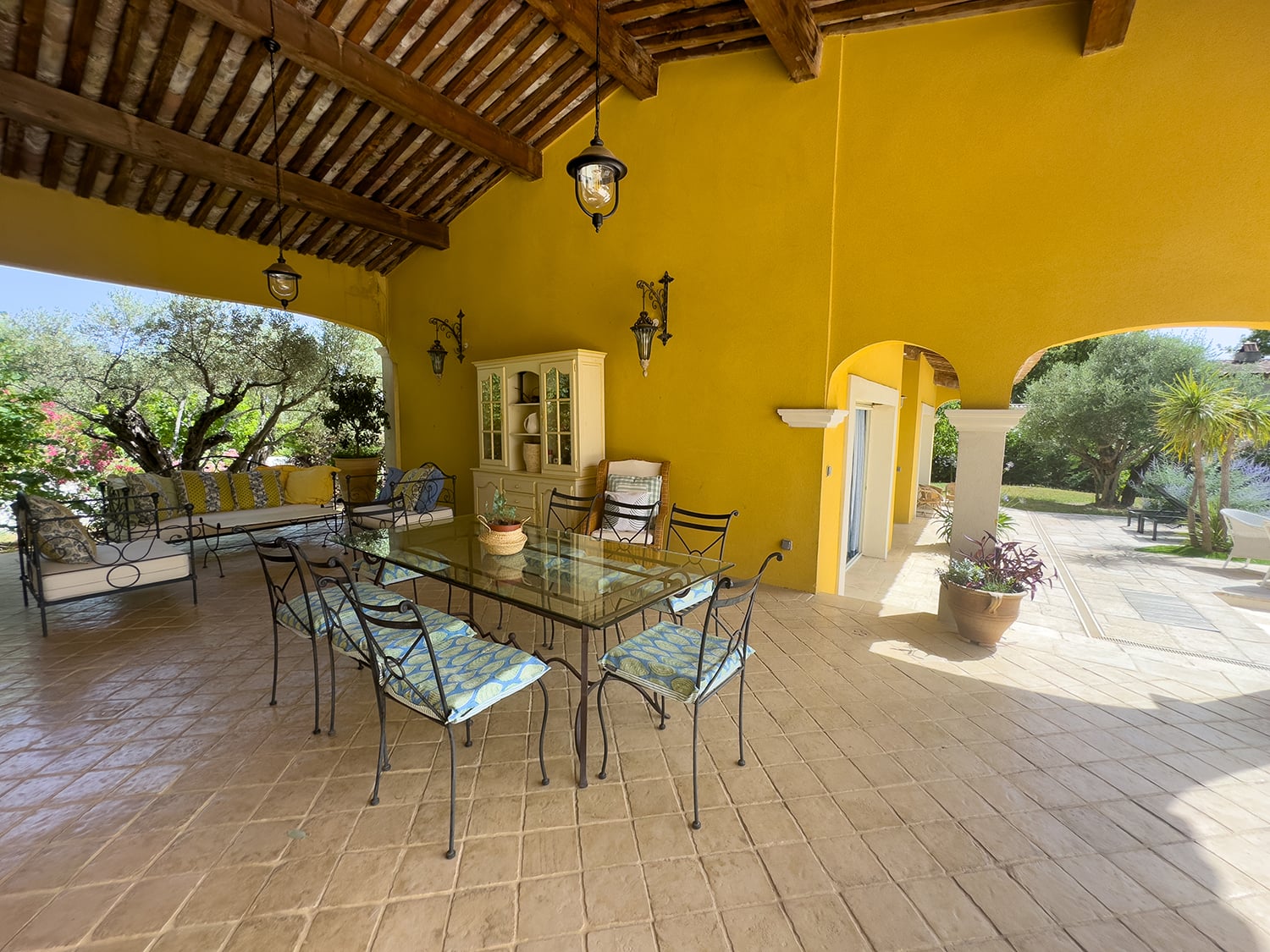 Covered dining terrace