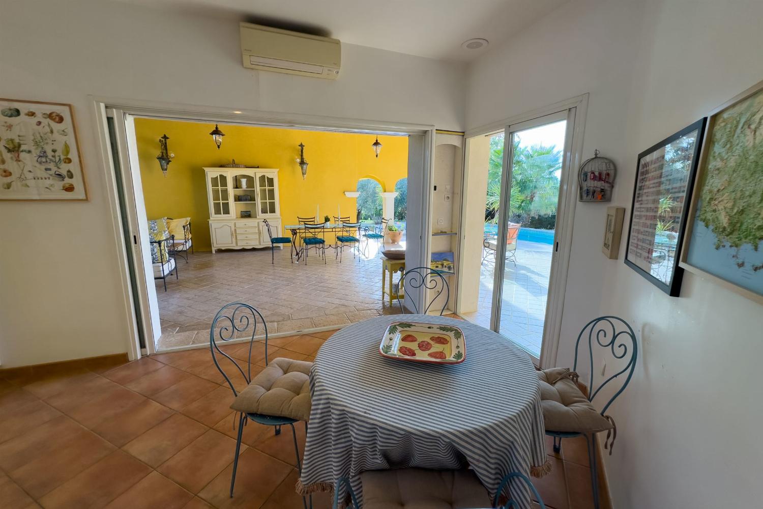 Kitchen and terrace | Holiday villa in Provence