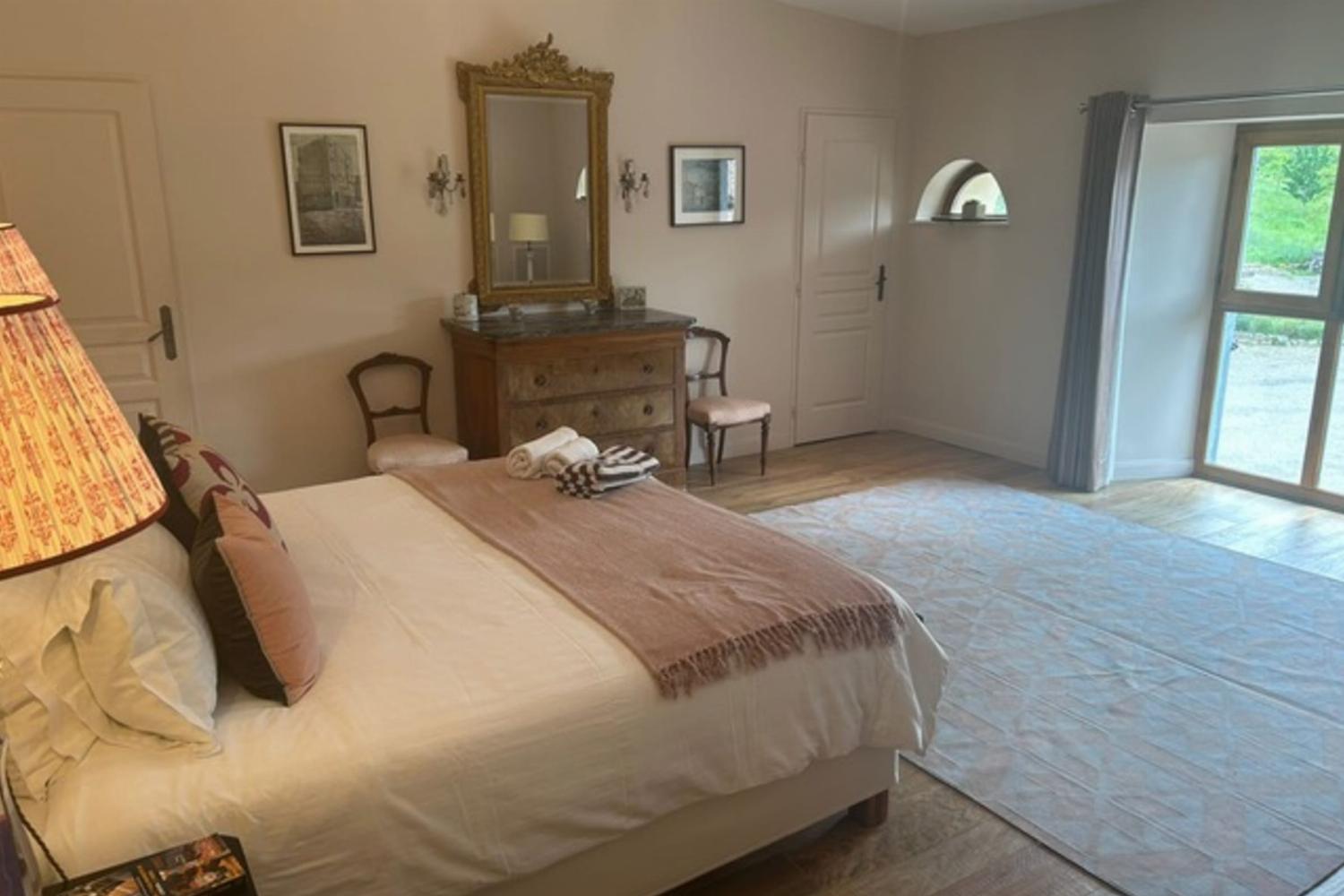 Rose bedroom | Holiday accommodation in the South of France