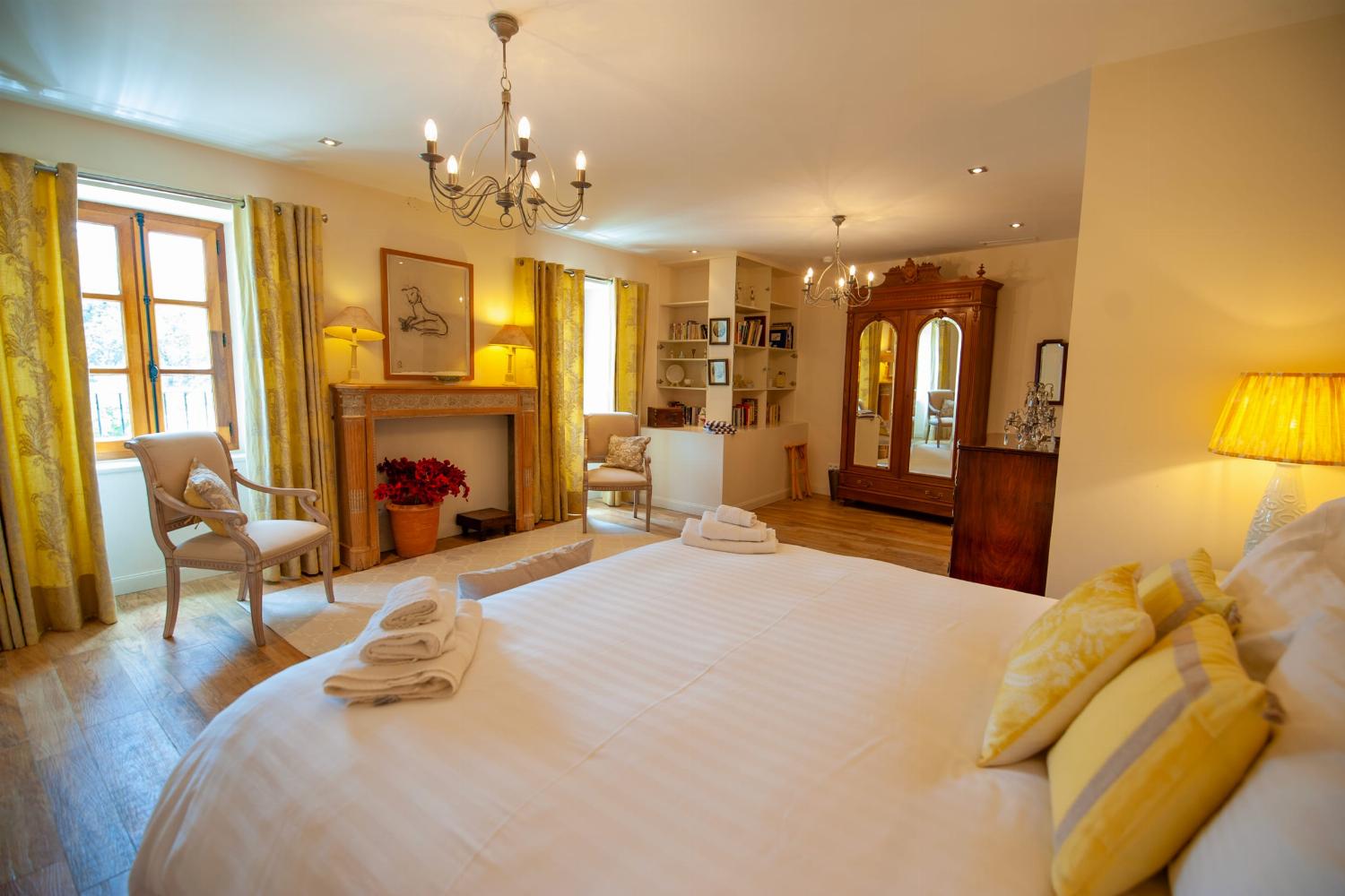 Yellow bedroom | Holiday accommodation in the South of France