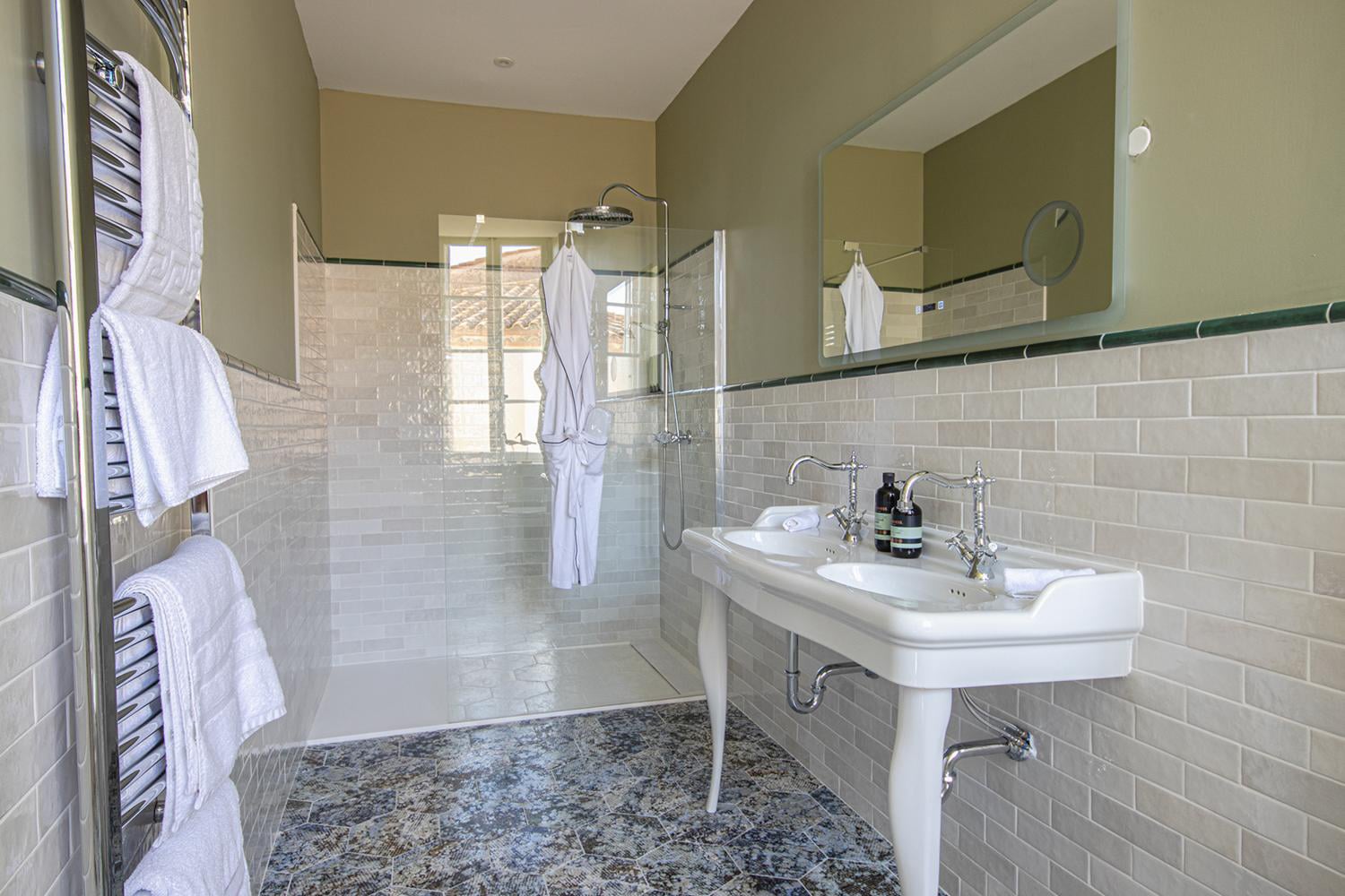 Bathroom | Holiday château in south of France