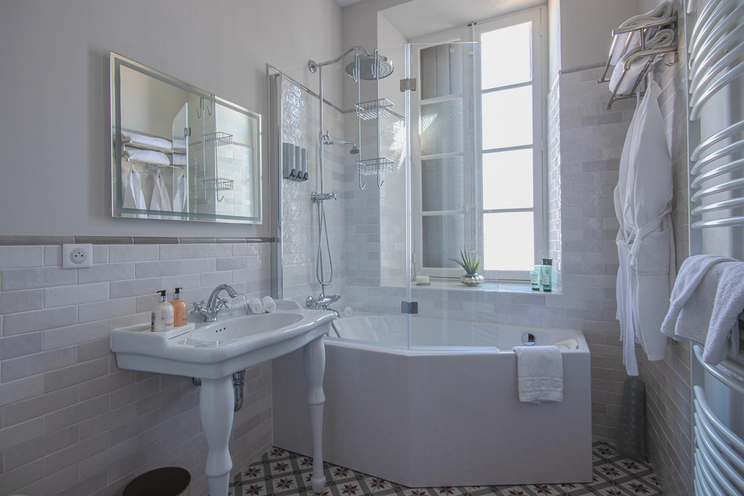 Bathroom | Holiday château in south of France