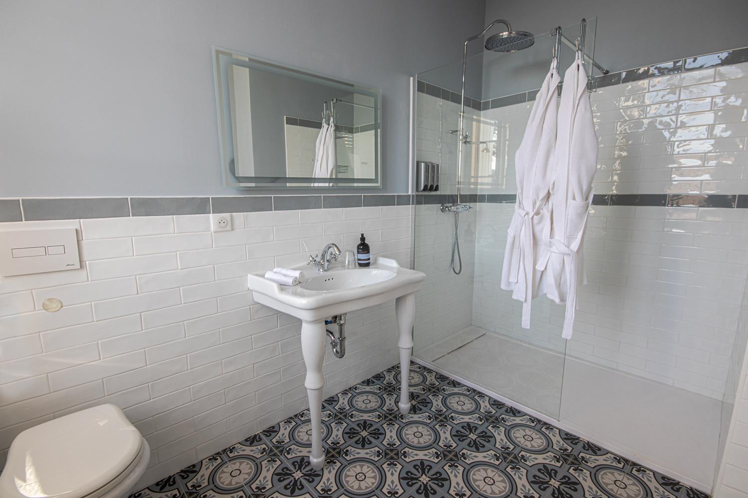 Bathroom | Holiday château in south of France
