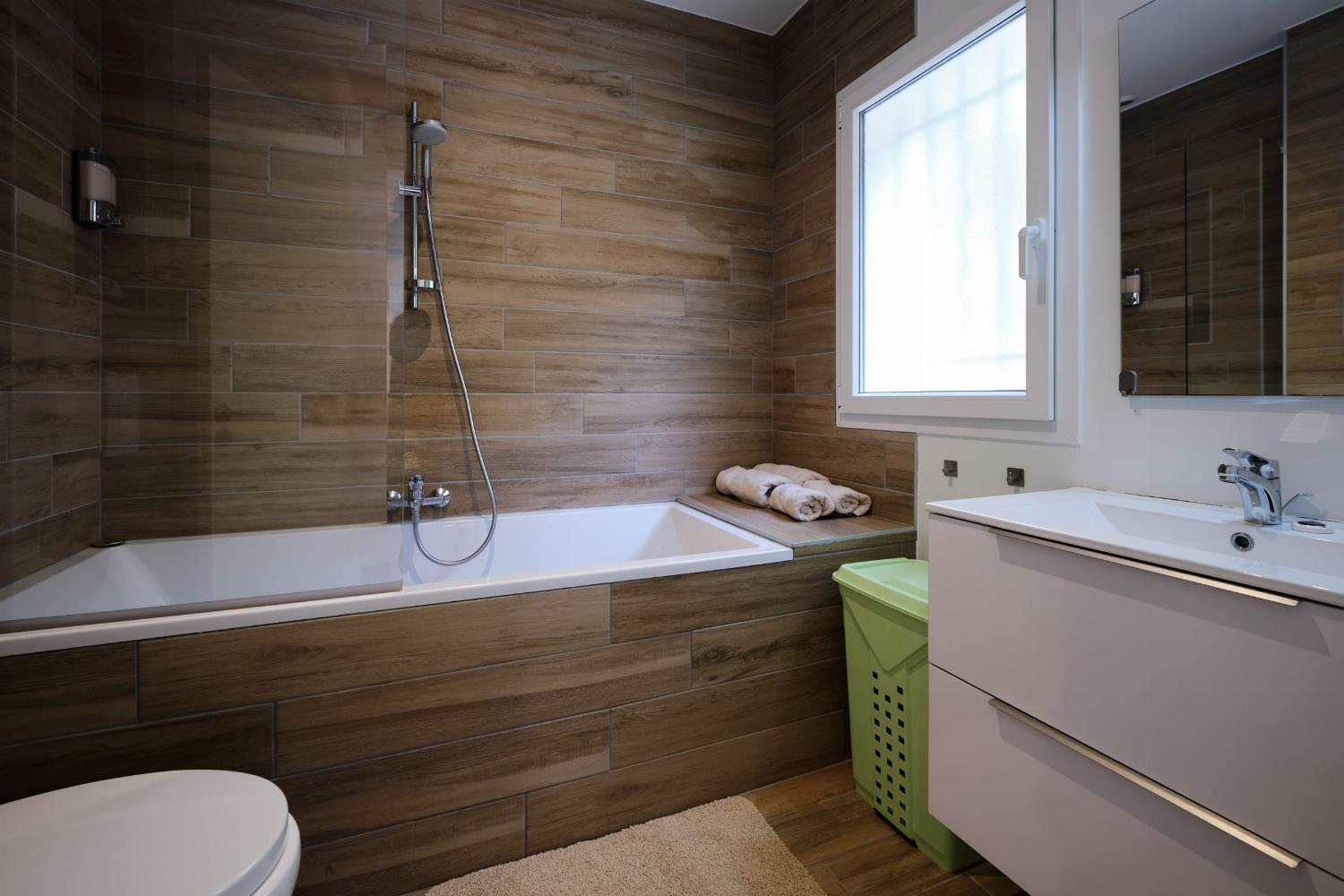 Bathroom | Rental home in South of France