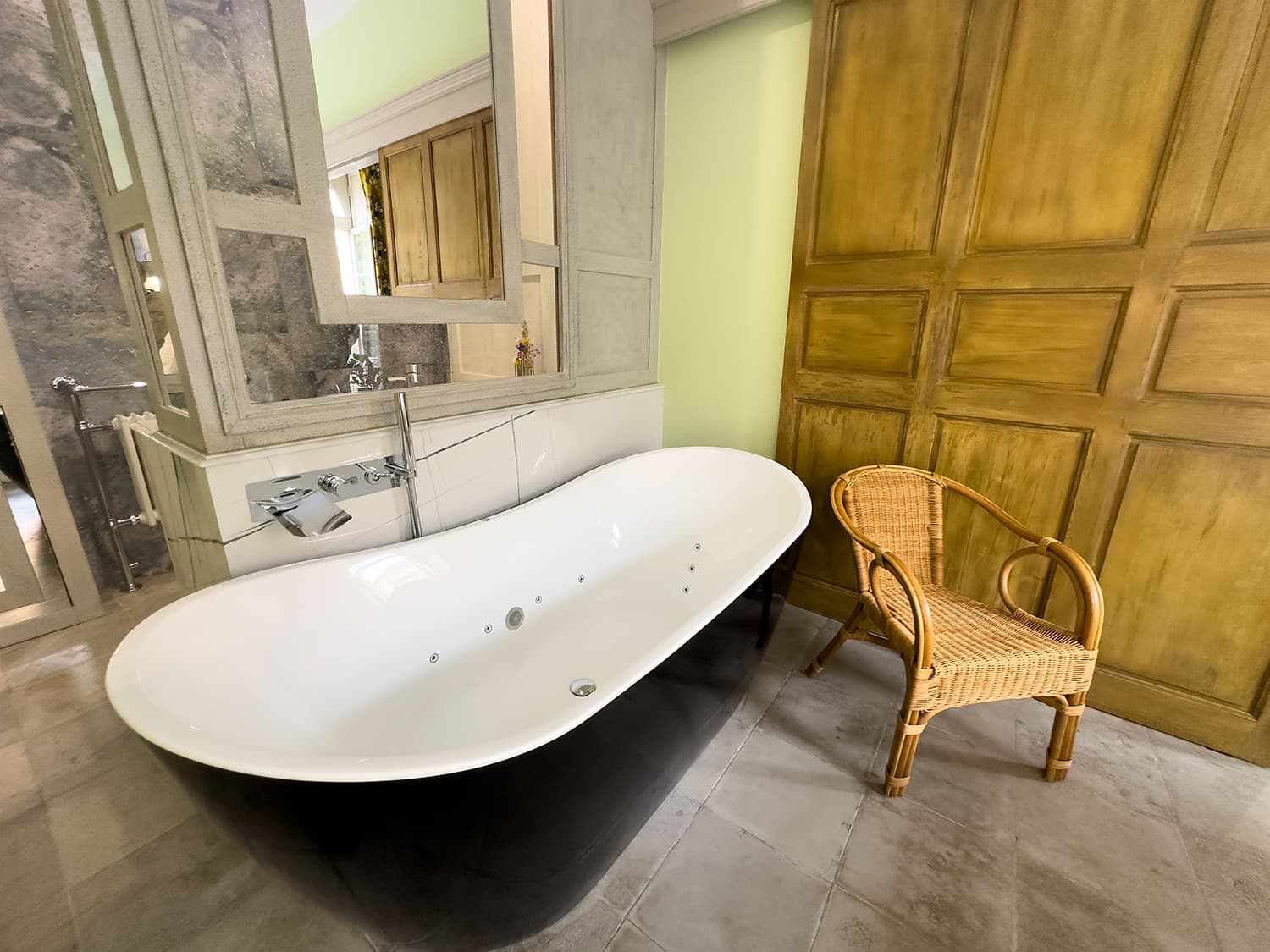 Bath in bedroom | Holiday apartment in Pézenas, Occitanie