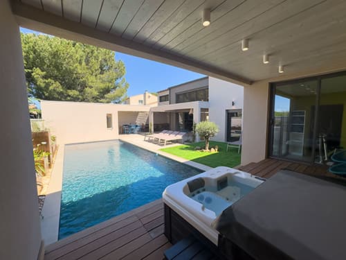 Private pool and jacuzzi