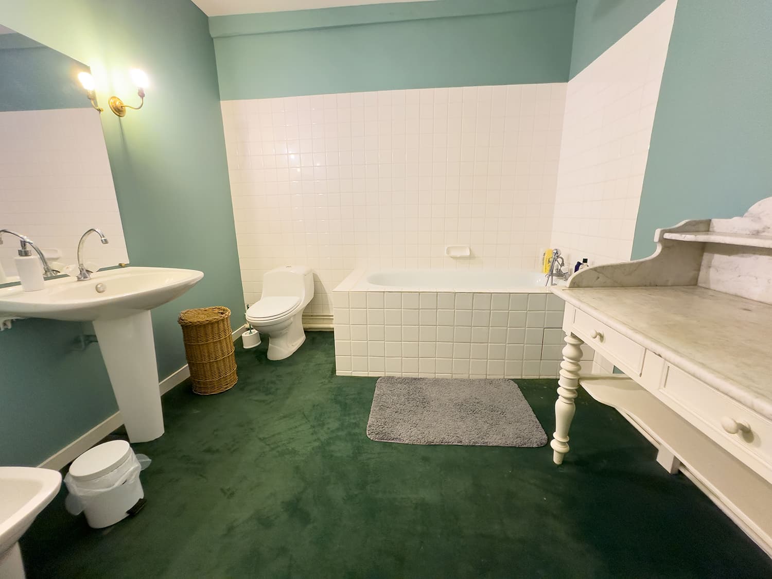 Bathroom | Holiday château in Nouvelle-Aquitaine