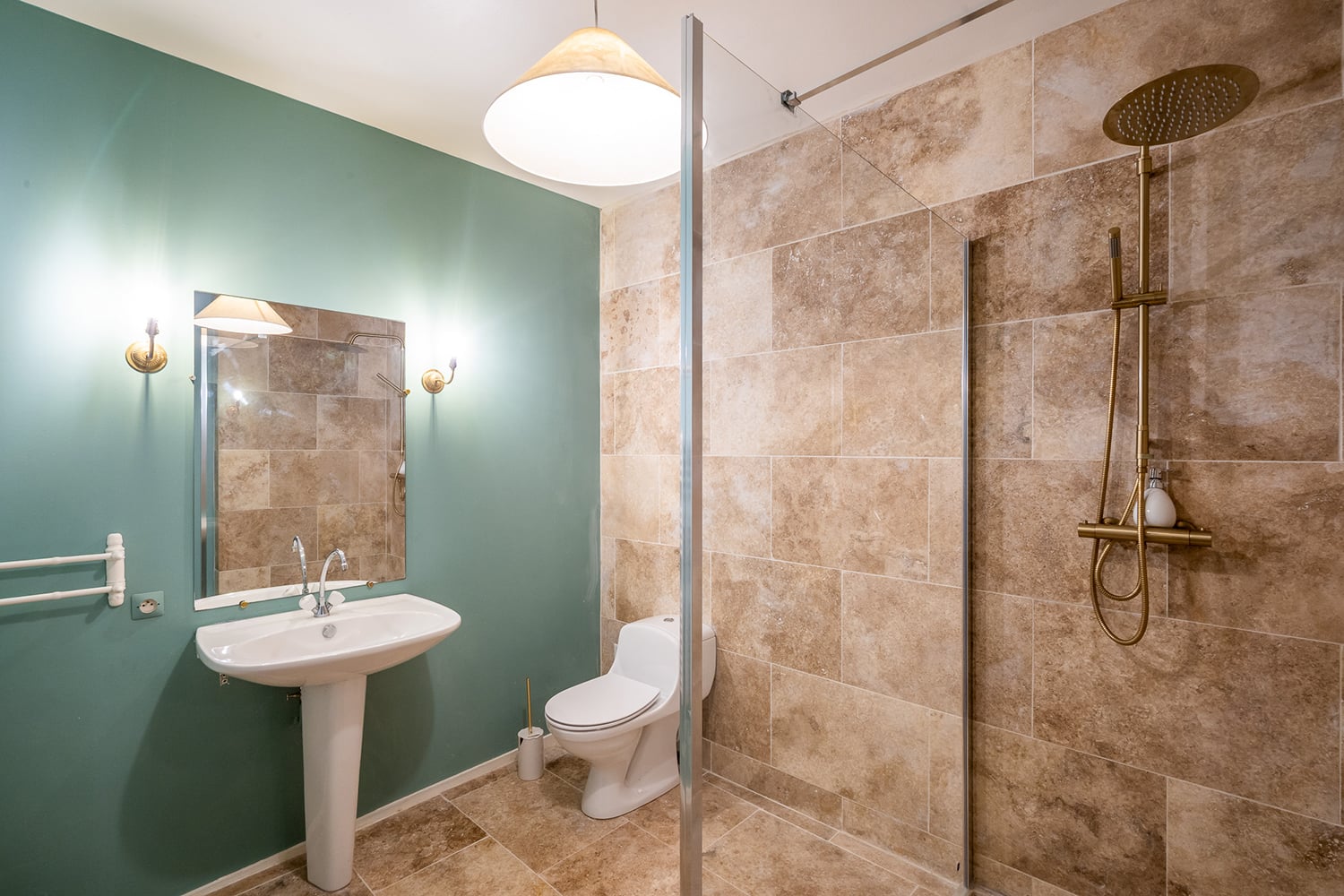 Bathroom | Holiday château in Nouvelle-Aquitaine